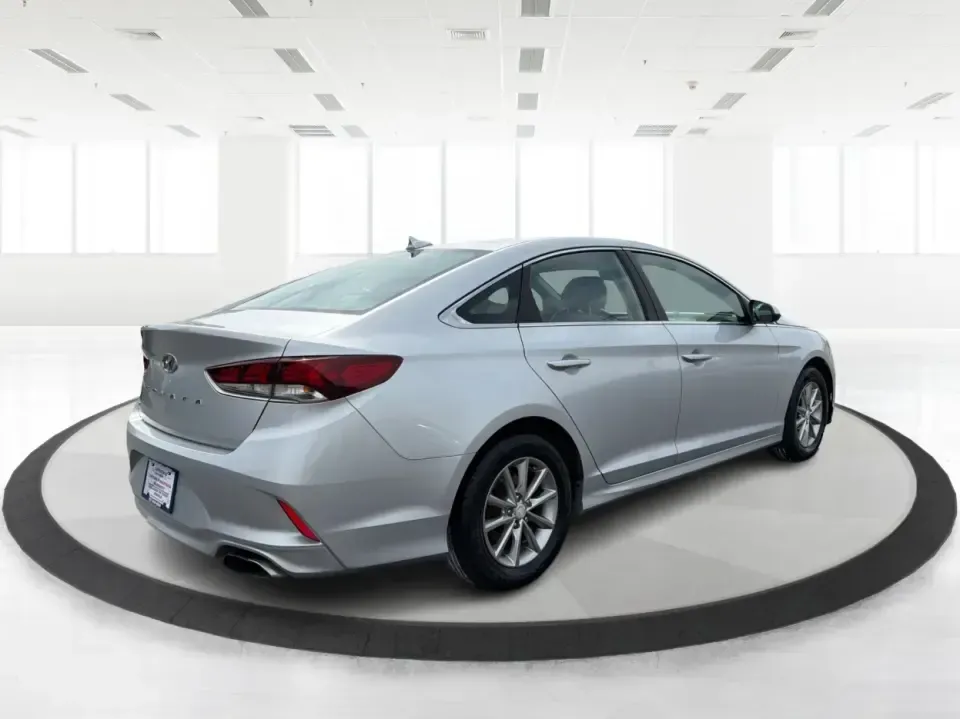 2018 Hyundai Sonata SE (5NPE24AF2JH) with an 2.4L I-4 gasoline direct injection engine, 7A transmission, located at 1230 East Main St, Xenia, OH, 45385, (937) 908-9800, 39.688026, -83.910172 - Need a dependable sedan for the daily commute from Xenia to Beavercreek, Wright-Patterson, or Downtown Dayton-without giving up comfort for weekend plans? This 2018 Hyundai Sonata SE in Symphony Silver is a practical, road-trip-ready midsize sedan that fits real life: school drop-offs, long work dri - Photo#2