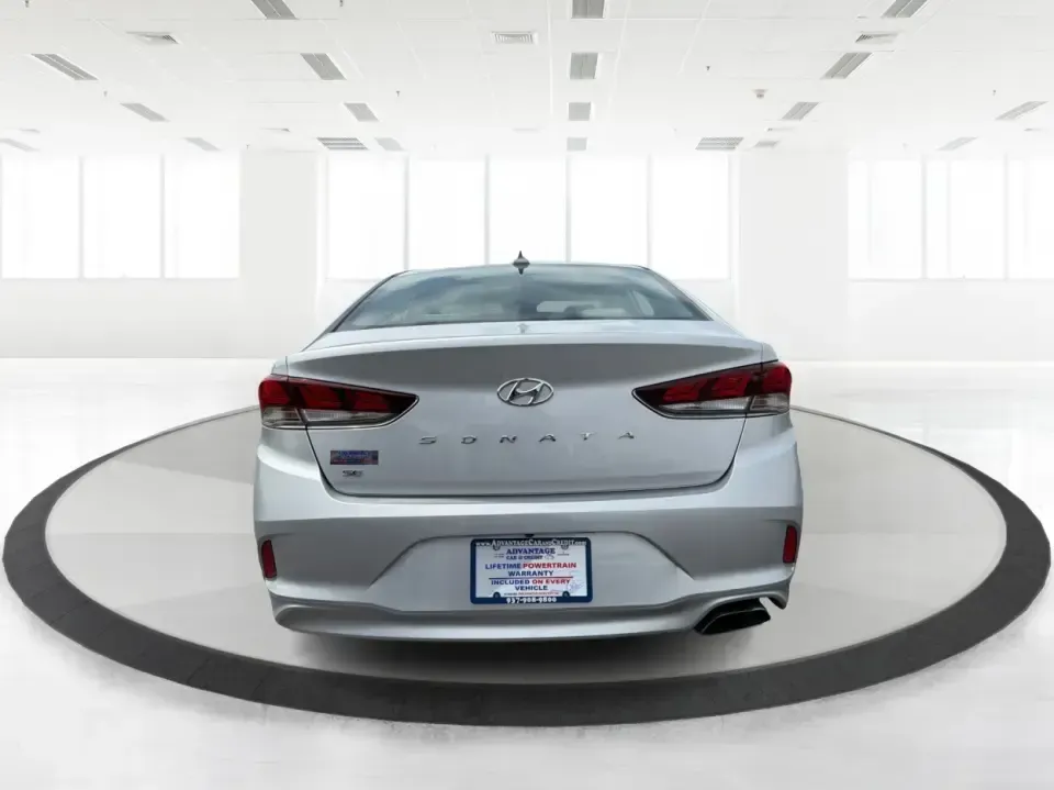 2018 Hyundai Sonata SE (5NPE24AF2JH) with an 2.4L I-4 gasoline direct injection engine, 7A transmission, located at 1230 East Main St, Xenia, OH, 45385, (937) 908-9800, 39.688026, -83.910172 - Need a dependable sedan for the daily commute from Xenia to Beavercreek, Wright-Patterson, or Downtown Dayton-without giving up comfort for weekend plans? This 2018 Hyundai Sonata SE in Symphony Silver is a practical, road-trip-ready midsize sedan that fits real life: school drop-offs, long work dri - Photo#3