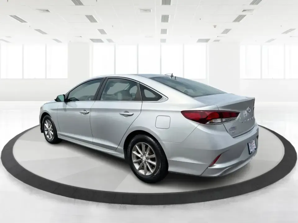 2018 Hyundai Sonata SE (5NPE24AF2JH) with an 2.4L I-4 gasoline direct injection engine, 7A transmission, located at 1230 East Main St, Xenia, OH, 45385, (937) 908-9800, 39.688026, -83.910172 - Need a dependable sedan for the daily commute from Xenia to Beavercreek, Wright-Patterson, or Downtown Dayton-without giving up comfort for weekend plans? This 2018 Hyundai Sonata SE in Symphony Silver is a practical, road-trip-ready midsize sedan that fits real life: school drop-offs, long work dri - Photo#4