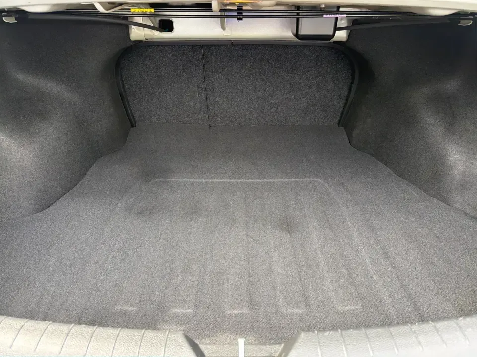 2018 Hyundai Sonata SE (5NPE24AF2JH) with an 2.4L I-4 gasoline direct injection engine, 7A transmission, located at 1230 East Main St, Xenia, OH, 45385, (937) 908-9800, 39.688026, -83.910172 - Need a dependable sedan for the daily commute from Xenia to Beavercreek, Wright-Patterson, or Downtown Dayton-without giving up comfort for weekend plans? This 2018 Hyundai Sonata SE in Symphony Silver is a practical, road-trip-ready midsize sedan that fits real life: school drop-offs, long work dri - Photo#12