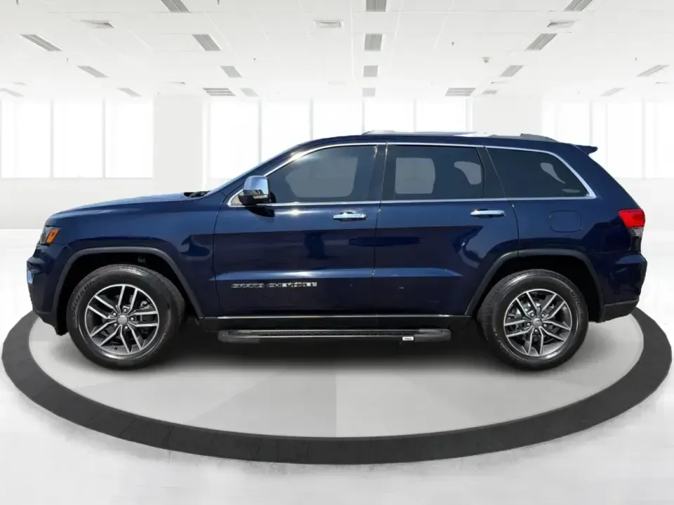 2017 Jeep Grand Cherokee Limited 4x2 (1C4RJEBG2HC) with an 3.6L V6 DOHC 24V engine, 8A transmission, located at 880 E. National Road, Vandalia, OH, 45377, (937) 908-9800, 39.891918, -84.183594 - Picture your next road trip starting in Vandalia-bags packed, playlists ready, and the comfort to make every mile feel easy. This 2017 Jeep Grand Cherokee Limited 4x2 is a smart fit for busy families, daily commuters heading toward Dayton, and weekend explorers who want SUV space and Jeep style with - Photo#5