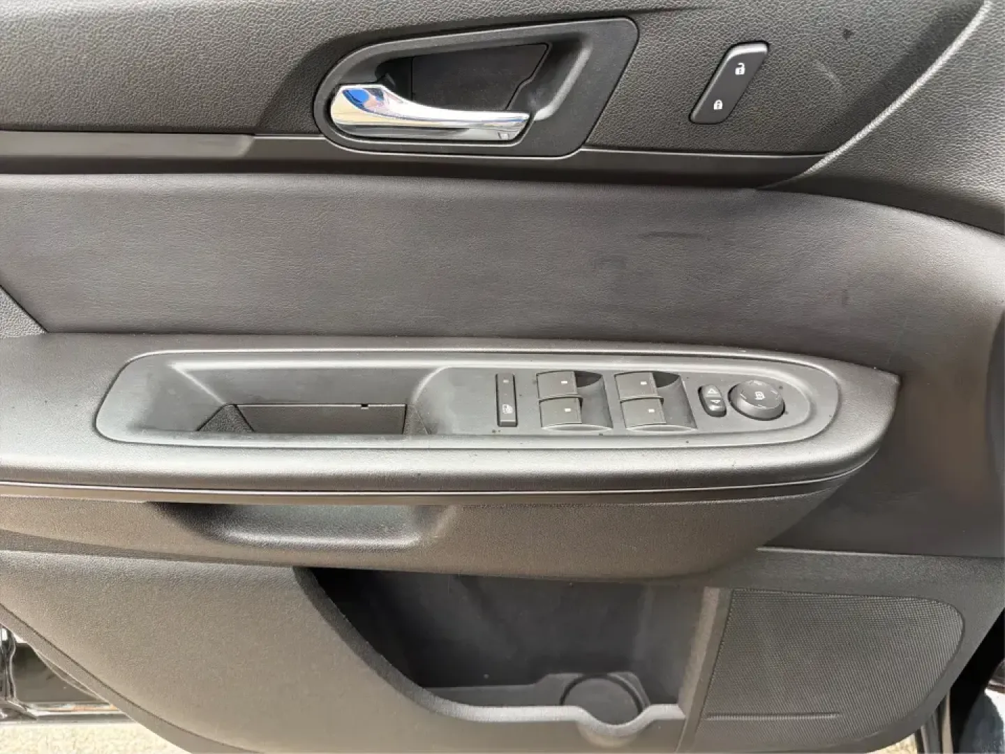 2016 Chevrolet Traverse 1LT (1GNKRGKD1GJ) with an 3.6L V-6 gasoline direct injection engine, 6A transmission, located at 8750 N County Rd 25A, Piqua, OH, 45356, (937) 908-9800, 40.164391, -84.232513 - Load up the kids, the cooler, and the weekend plans-this 2016 Chevrolet Traverse 1LT is the kind of family-ready SUV that makes school runs, long commutes, and Ohio road trips feel simpler. With three-row flexibility, a confident 3.6L V6, and everyday comfort features, it's a smart pick for growing- Photo#19