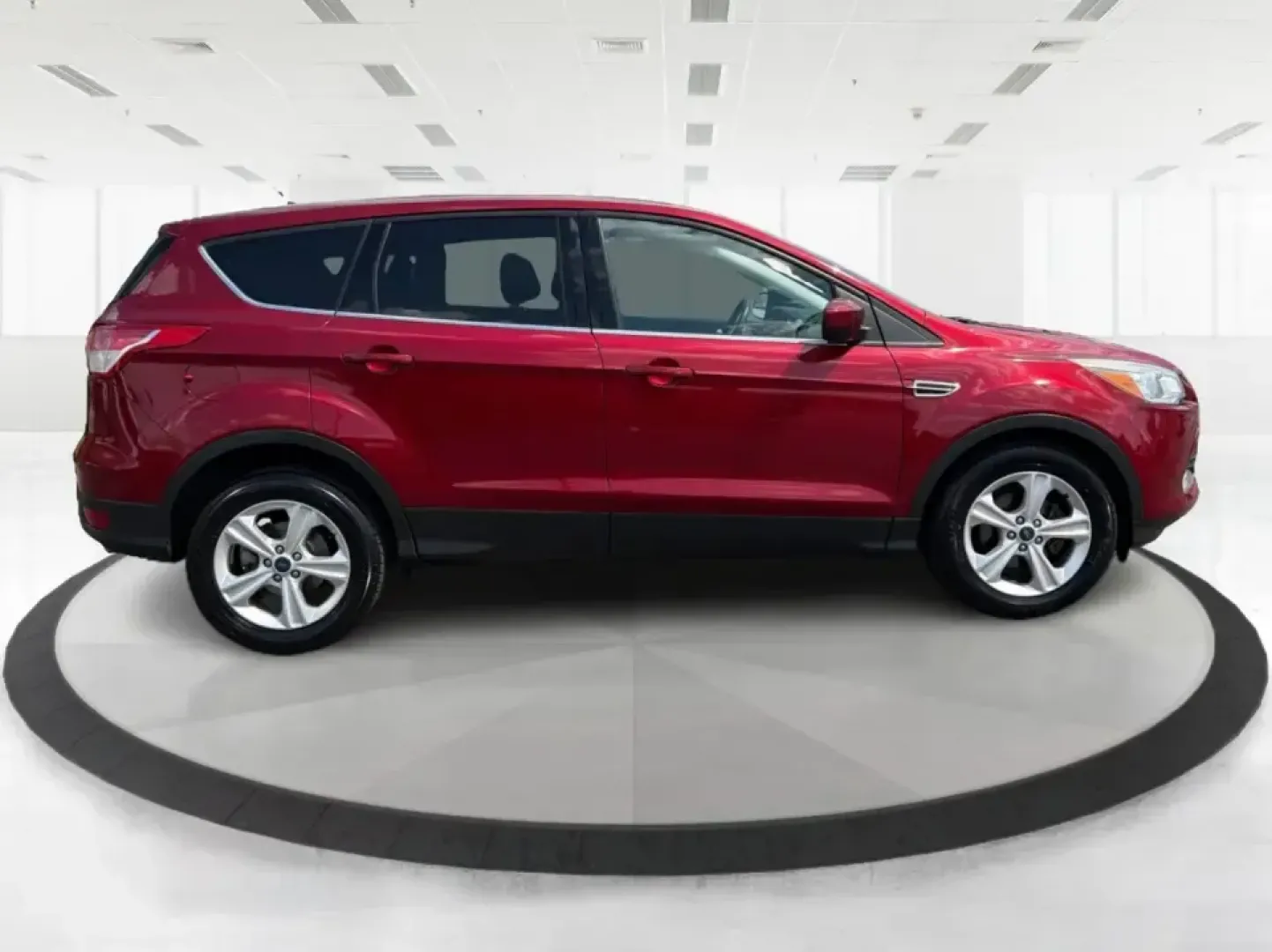 2016 Ford Escape SE (1FMCU0G73GU) with an 2.5L L4 DOHC 16V engine, 6-Speed Automatic transmission, located at 880 E. National Road, Vandalia, OH, 45377, (937) 908-9800, 39.891918, -84.183594 - Pack up the kids, load the groceries, or point the nose toward a weekend getaway-this 2016 Ford Escape SE is the kind of compact SUV that fits real life in Vandalia, OH. With its easy-to-park size, versatile cargo space, and comfortable cabin, it's a smart choice for commuters heading down I75, fami - Photo#1