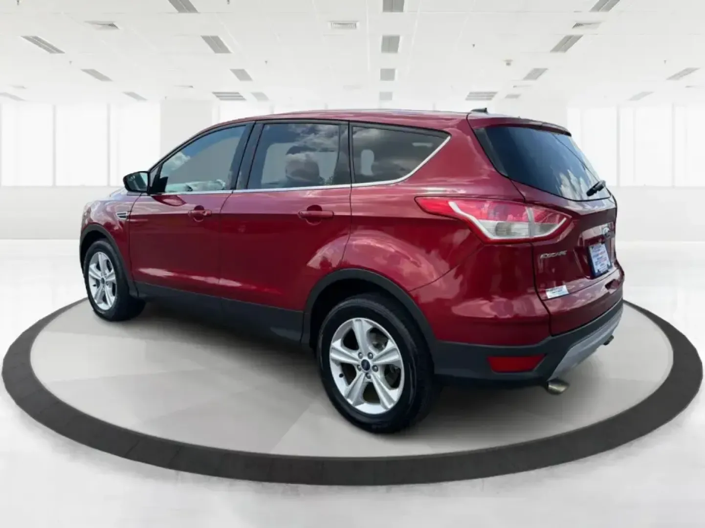 2016 Ford Escape SE (1FMCU0G73GU) with an 2.5L L4 DOHC 16V engine, 6-Speed Automatic transmission, located at 880 E. National Road, Vandalia, OH, 45377, (937) 908-9800, 39.891918, -84.183594 - Pack up the kids, load the groceries, or point the nose toward a weekend getaway-this 2016 Ford Escape SE is the kind of compact SUV that fits real life in Vandalia, OH. With its easy-to-park size, versatile cargo space, and comfortable cabin, it's a smart choice for commuters heading down I75, fami - Photo#4