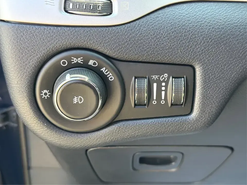 2016 Jeep Cherokee Limited 4WD (1C4PJMDB9GW) with an 2.4L L4 DOHC 16V engine, 9A transmission, located at 1099 N County Rd 25A , Troy, OH, 45373, (937) 908-9800, 40.057079, -84.212883 - Picture your next weekend: loading up the family for a quick trip to Charleston Falls Preserve, cruising out toward Taylorsville MetroPark, or taking the scenic backroads around Troy with confident four-wheel-drive capability and premium comfort. This 2016 Jeep Cherokee Limited 4WD in standout True- Photo#17