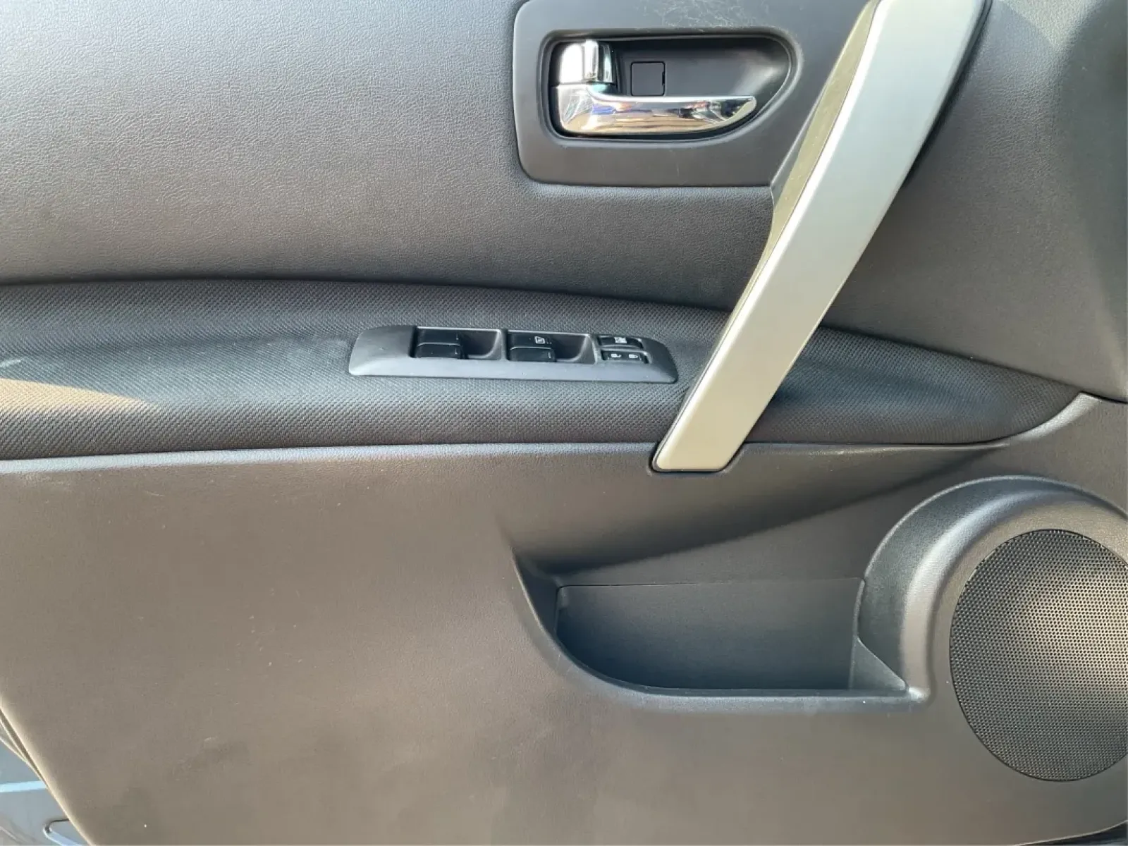 2015 Nissan Rogue S (JN8AS5MV3FW) with an 2.5L I-4 DOHC engine, located at 1099 N County Rd 25A , Troy, OH, 45373, (937) 908-9800, 40.057079, -84.212883 - **Adventure Awaits with the 2015 Nissan Rogue at Advantage Car and Credit - Troy!**<br /> <br /> Are you ready to take your family adventures to the next level? The 2015 Nissan Rogue, available now at Advantage Car and Credit in Troy, OH, is the perfect companion for growing families, long commutes, - Photo#17