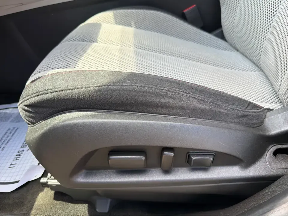 2013 Chevrolet Equinox 1LT (2GNFLEE3XD6) with an 3.6L V6 DOHC 24V engine, 6-Speed Automatic transmission, located at 1230 East Main St, Xenia, OH, 45385, (937) 908-9800, 39.688026, -83.910172 - Weekend getaways to John Bryan State Park, daily commutes down US35, or hauling sports gear across Greene County-this 2013 Chevrolet Equinox 1LT is the kind of SUV that fits real life in Xenia. With confident 4WD/AWD capability, a strong 3.6L V6 DOHC 24V engine, and a practical cabin, it's a smart p - Photo#17