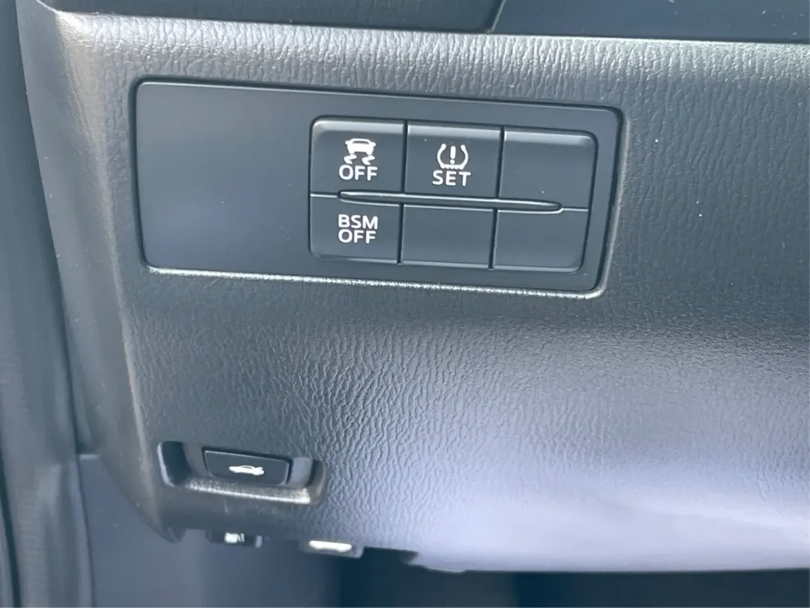 2016 Mazda Mazda3 i Sport (JM1BM1U73G1) with an SKYACTIV-G 2L I-4 gasoline direct injection engine, located at 1184 Kauffman Ave, Fairborn, OH, 45324, (937) 908-9800, 39.807072, -84.030914 - Experience a new level of driving with the 2016 Mazda3 i Sport, available now at Advantage Car and Credit in Fairborn, OH. This stylish sedan is more than just a mode of transportation; it's your perfect companion for everything from daily commutes to weekend road trips. With an impressive fuel-effi - Photo#16