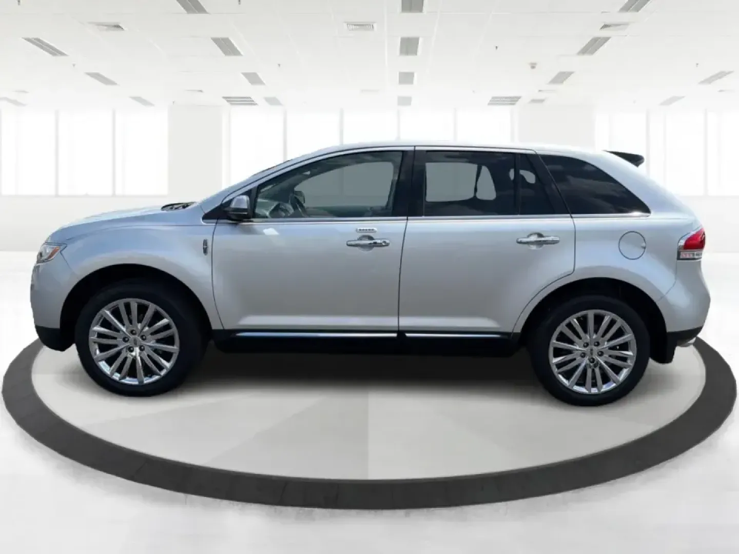 2012 Lincoln MKX Base (2LMDJ8JK1CB) with an 3.7L V6 DOHC 24V engine, 6-Speed Automatic transmission, located at 401 Woodman Dr, Riverside, OH, 45431, (937) 908-9800, 39.760899, -84.123421 - Need a comfortable, confident SUV for daily commuting to Wright-Patterson AFB, school drop-offs in Beavercreek, and weekend runs to The Greene or Carillon Historical Park? This 2012 Lincoln MKX Base in classic Silver delivers the kind of quiet ride, upscale comfort, and V6 power that makes errands f- Photo#5