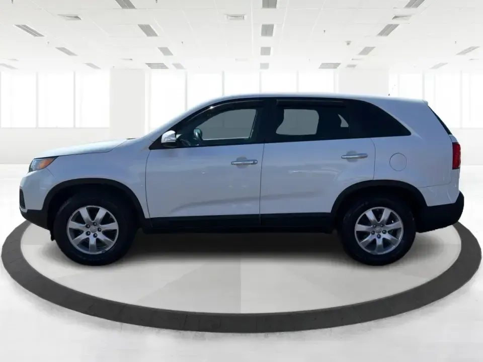 2013 Kia Sorento LX (5XYKT3A17DG) with an 2.4L I-4 DOHC engine, 6-Speed Automatic transmission, located at 401 Woodman Dr, Riverside, OH, 45431, (937) 908-9800, 39.760899, -84.123421 - Pack up the kids, load the groceries, or point the GPS toward a weekend getaway-this 2013 Kia Sorento LX is the kind of practical SUV that fits real life in Riverside, Ohio. With confident road manners for daily commuting and flexible space for road trips, it's a smart choice for growing families, b- Photo#5
