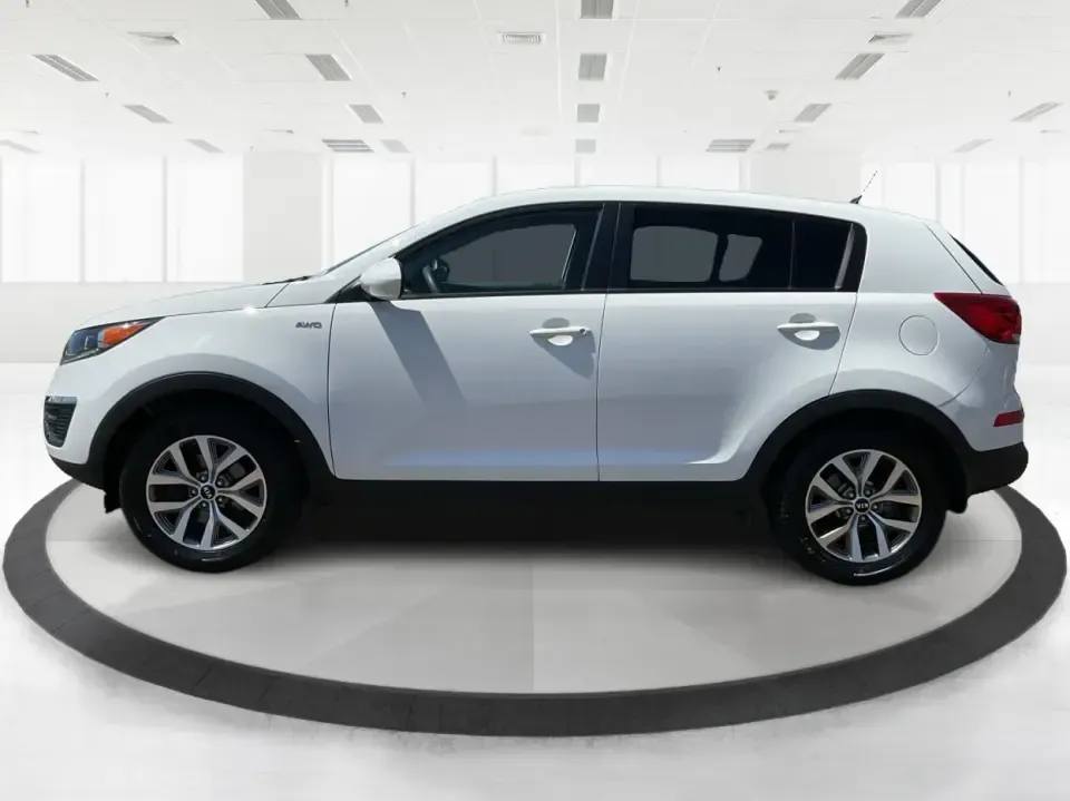 2015 Kia Sportage LX (KNDPBCAC7F7) with an 2.4L V6 DOHC 24V engine, 6-Speed Automatic transmission, located at 4508 South Dixie Dr, Moraine, OH, 45439, (937) 908-9800, 39.689976, -84.218452 - **Explore the Open Road with the 2015 Kia Sportage LX Perfect for Your Next Adventure!**<br /> <br /> Imagine hitting the open road with your loved ones, whether it's a weekend getaway or a daily commute. The 2015 Kia Sportage LX, available at Advantage Car and Credit in Fairborn, OH, is the ideal - Photo#5