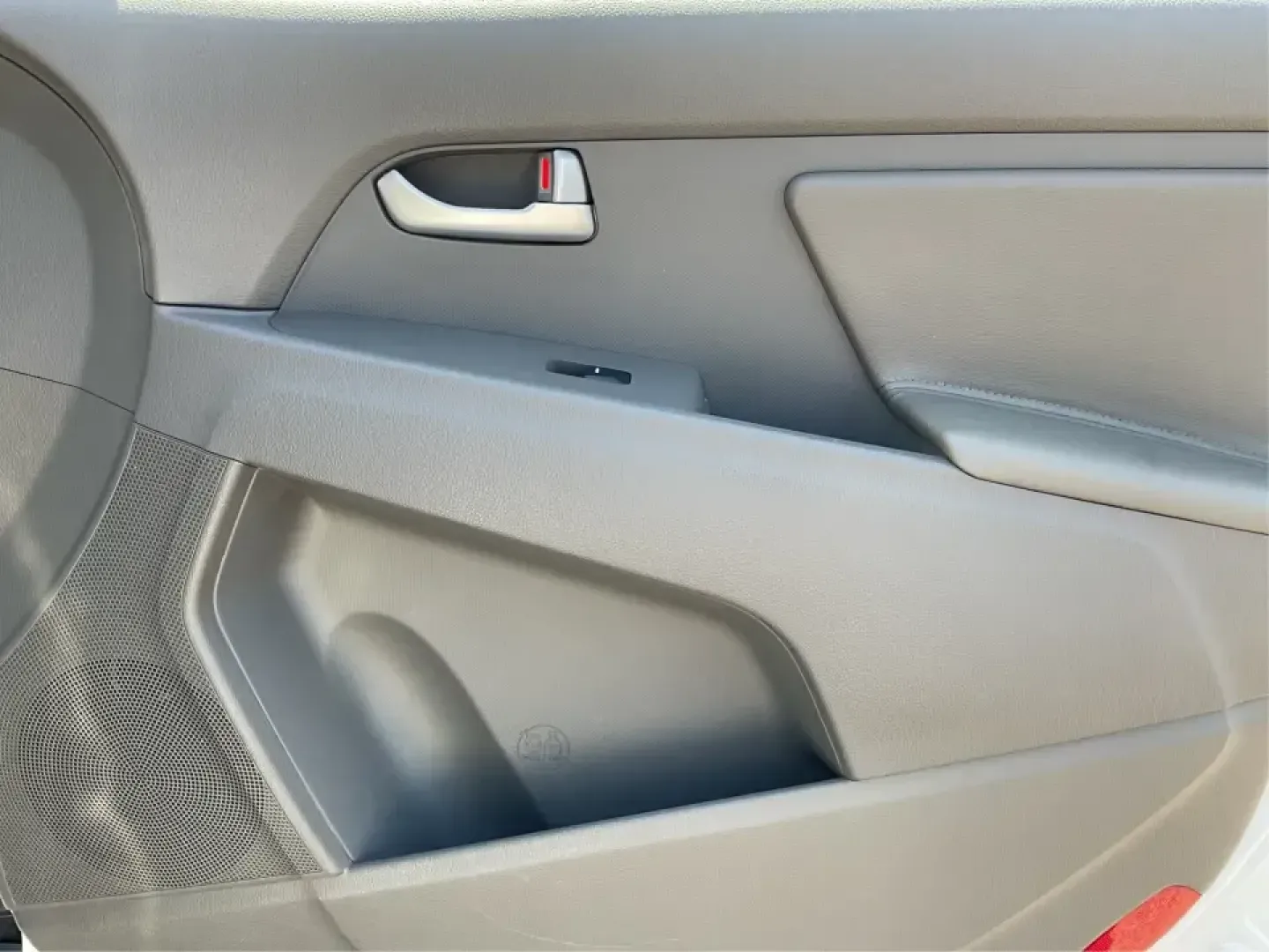 2015 Kia Sportage LX (KNDPBCAC7F7) with an 2.4L V6 DOHC 24V engine, 6-Speed Automatic transmission, located at 4508 South Dixie Dr, Moraine, OH, 45439, (937) 908-9800, 39.689976, -84.218452 - **Explore the Open Road with the 2015 Kia Sportage LX Perfect for Your Next Adventure!**<br /> <br /> Imagine hitting the open road with your loved ones, whether it's a weekend getaway or a daily commute. The 2015 Kia Sportage LX, available at Advantage Car and Credit in Fairborn, OH, is the ideal - Photo#18