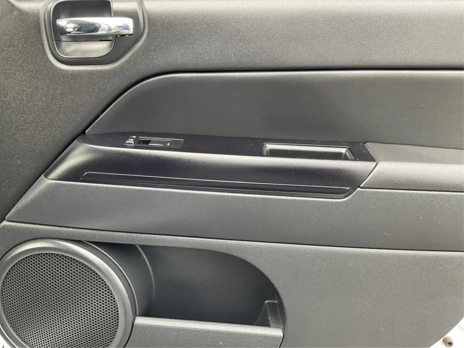 2015 Jeep Compass Sport (1C4NJDBB6FD) with an 2.4L I-4 DOHC engine, located at 880 E. National Road, Vandalia, OH, 45377, (937) 908-9800, 39.891918, -84.183594 - **Explore Adventure and Comfort with the 2015 Jeep Compass Sport at Advantage Car and Credit!**<br /> <br /> Whether you're navigating your daily commute or embarking on a weekend getaway, the 2015 Jeep Compass Sport is designed with versatility in mind. With a spacious interior and rugged capabilit - Photo#18