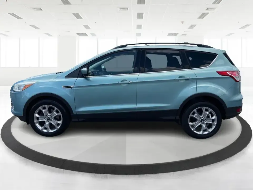 2013 Ford Escape SE FWD (1FMCU0G90DU) with an 2.0L L4 DOHC 16V engine, 6-Speed Automatic transmission, located at 1230 East Main St, Xenia, OH, 45385, (937) 908-9800, 39.688026, -83.910172 - Need a smart, right-sized SUV for busy weekdays and spontaneous weekends around Greene County? This 2013 Ford Escape SE FWD is a practical fit for commuters heading toward Dayton, parents juggling school drop-offs, and road-trippers looking for easy parking downtown Xenia-without giving up comfort,- Photo#5