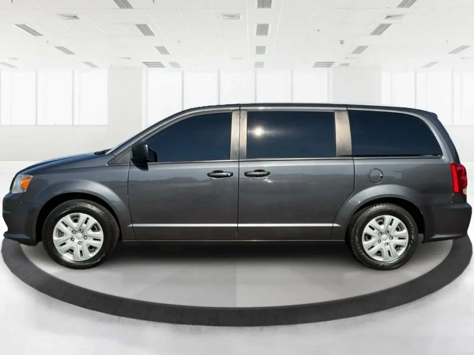 2018 Dodge Grand Caravan SE (2C4RDGBG5JR) with an Pentastar 3.6L V-6 DOHC engine, located at 880 E. National Road, Vandalia, OH, 45377, (937) 908-9800, 39.891918, -84.183594 - **Explore the Open Road in Style with the 2018 Dodge Grand Caravan Perfect for Families on the Go!**<br /> <br /> Are you searching for a reliable vehicle that caters to your family's needs while offering comfort and versatility? Look no further than the 2018 Dodge Grand Caravan SE, available now a - Photo#5