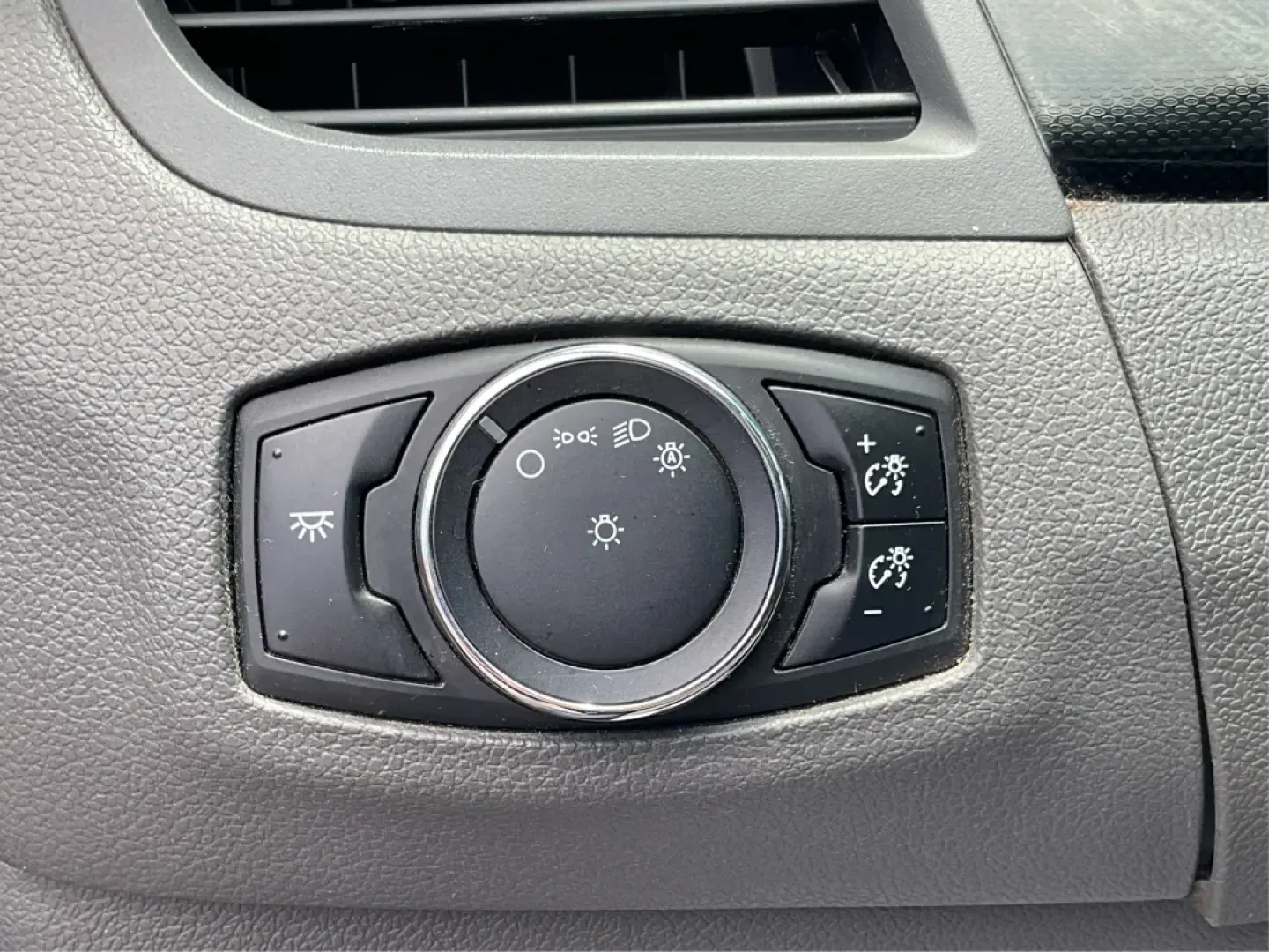 2013 Ford Edge SE (2FMDK3GC6DB) with an 3.5L V6 DOHC 24V engine, 6-Speed Automatic transmission, located at 880 E. National Road, Vandalia, OH, 45377, (937) 908-9800, 39.891918, -84.183594 - **Discover Your Next Adventure with the 2013 Ford Edge SE A Perfect Family SUV!**<br /> <br /> Are you searching for a reliable and stylish SUV to elevate your family's adventures? The 2013 Ford Edge SE, available at Advantage Car and Credit in Fairborn, OH, is the ideal vehicle for families and in - Photo#17