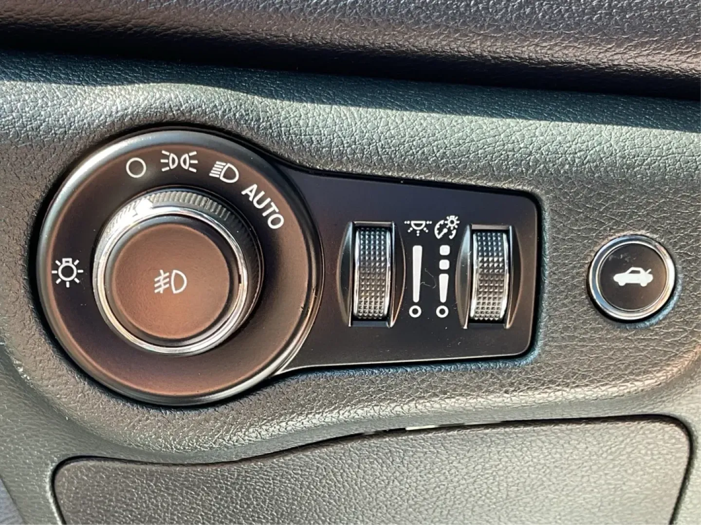 2015 Chrysler 200 S (1C3CCCBB8FN) with an Other engine, located at 880 E. National Road, Vandalia, OH, 45377, (937) 908-9800, 39.891918, -84.183594 - **Experience Luxury on a Budget with the 2015 Chrysler 200 S at Advantage Car and Credit**<br /> <br /> Looking for a stylish sedan that can handle your daily commute as effortlessly as your weekend adventures? The 2015 Chrysler 200 S is the perfect blend of comfort, technology, and modern aesthetic - Photo#17