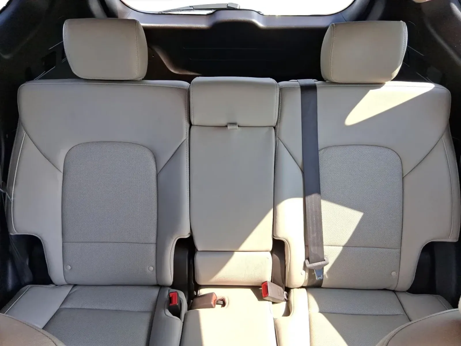 2018 Hyundai Santa Fe 2.4L (5NMZUDLB3JH) with an Theta II 2.4L I-4 gasoline direct injection engine, located at 880 E. National Road, Vandalia, OH, 45377, (937) 908-9800, 39.891918, -84.183594 - **Explore New Adventures with the 2018 Hyundai Santa Fe at Advantage Car and Credit - Vandalia!**<br /> <br /> Are you ready to elevate your family adventures or conquer your daily commute with style and confidence? The 2018 Hyundai Santa Fe is the perfect blend of spaciousness, reliability, and mod - Photo#14