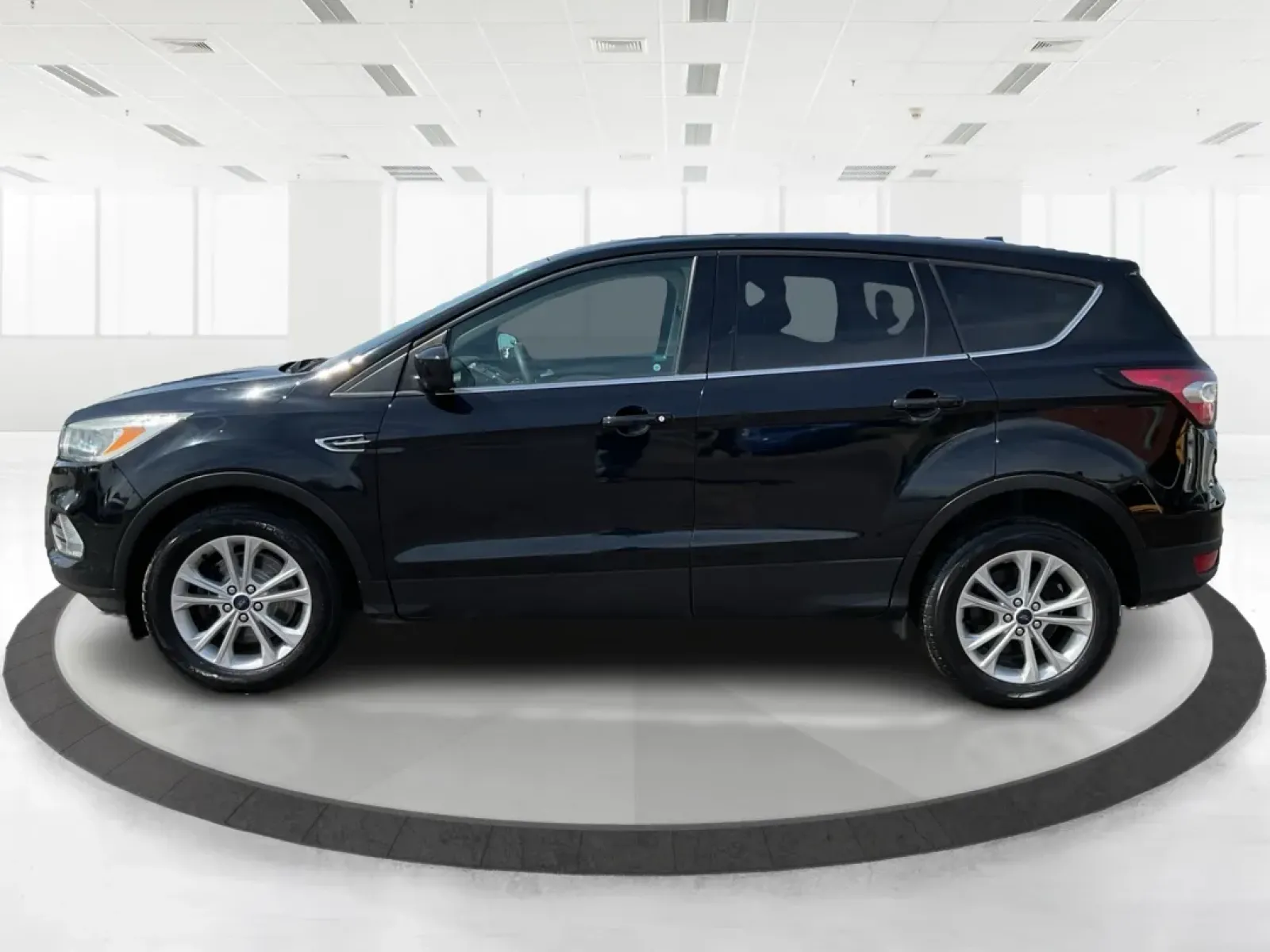 2017 Ford Escape SE (1FMCU0G9XHU) with an EcoBoost 1.5L I-4 gasoline direct injection engine, located at 1230 East Main St, Xenia, OH, 45385, (937) 908-9800, 39.688026, -83.910172 - ### Discover the Adventure of the 2017 Ford Escape SE at Advantage Car and Credit<br /> <br /> If you're seeking a vehicle that perfectly adapts to your active lifestyle, look no further than the 2017 Ford Escape SE, available now at Advantage Car and Credit in Fairborn, OH. Whether you're embarking - Photo#5