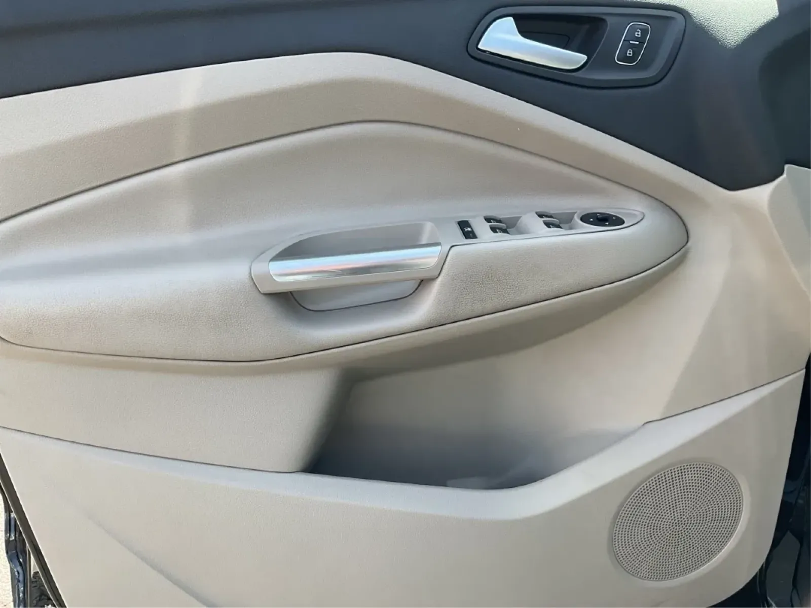 2017 Ford Escape SE (1FMCU0G9XHU) with an EcoBoost 1.5L I-4 gasoline direct injection engine, located at 1230 East Main St, Xenia, OH, 45385, (937) 908-9800, 39.688026, -83.910172 - ### Discover the Adventure of the 2017 Ford Escape SE at Advantage Car and Credit<br /> <br /> If you're seeking a vehicle that perfectly adapts to your active lifestyle, look no further than the 2017 Ford Escape SE, available now at Advantage Car and Credit in Fairborn, OH. Whether you're embarking - Photo#18