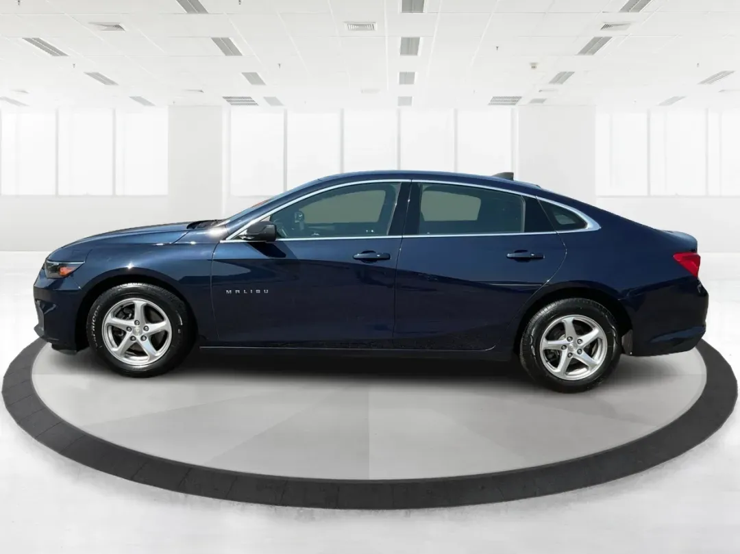 2018 Chevrolet Malibu 1LS (1G1ZB5ST0JF) with an ECOTEC 1.5L I-4 gasoline direct injection engine, located at 880 E. National Road, Vandalia, OH, 45377, (937) 908-9800, 39.891918, -84.183594 - **Experience Unmatched Comfort and Style with the 2018 Chevrolet Malibu at Advantage Car and Credit in Fairborn, OH!**<br /> <br /> Are you in the market for a dependable sedan that effortlessly balances style, comfort, and cutting-edge technology? Look no further than the stunning 2018 Chevrolet Ma - Photo#5