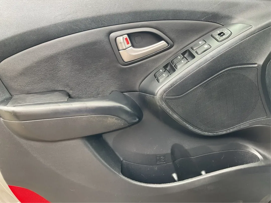 2013 Hyundai Tucson Limited (KM8JUCAC4DU) with an Other engine, located at 4508 South Dixie Dr, Moraine, OH, 45439, (937) 908-9800, 39.689976, -84.218452 - **Discover Your New Adventure Vehicle: 2013 Hyundai Tucson Limited at Advantage Car and Credit!** <br /> <br /> Are you searching for the perfect SUV that combines style, comfort, and versatility? Look no further than this striking 2013 Hyundai Tucson Limited, located right here at Advantage Car an - Photo#17