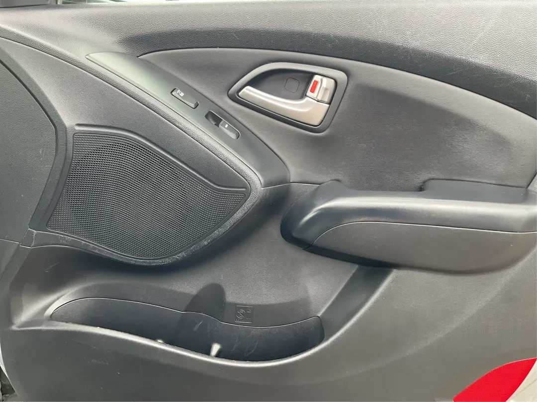 2013 Hyundai Tucson Limited (KM8JUCAC4DU) with an Other engine, located at 4508 South Dixie Dr, Moraine, OH, 45439, (937) 908-9800, 39.689976, -84.218452 - **Discover Your New Adventure Vehicle: 2013 Hyundai Tucson Limited at Advantage Car and Credit!** <br /> <br /> Are you searching for the perfect SUV that combines style, comfort, and versatility? Look no further than this striking 2013 Hyundai Tucson Limited, located right here at Advantage Car an - Photo#18