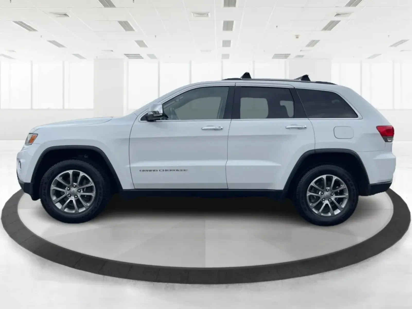 2016 Jeep Grand Cherokee Limited (1C4RJFBG9GC) with an Other engine, located at 1230 East Main St, Xenia, OH, 45385, (937) 908-9800, 39.688026, -83.910172 - ### Discover Adventure with the 2016 Jeep Grand Cherokee Limited at Advantage Car and Credit in Fairborn, OH!<br /> <br /> Are you ready to elevate your weekend adventures or tackle your daily commute with style and confidence? The 2016 Jeep Grand Cherokee Limited is the perfect SUV for those who cr - Photo#5