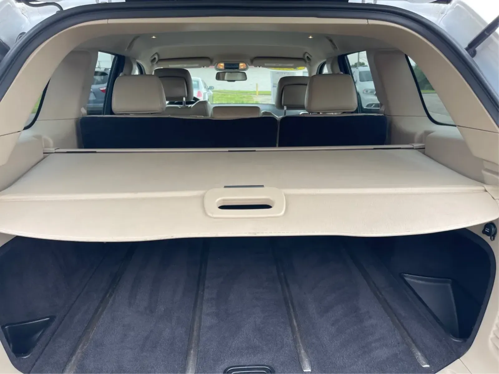 2016 Jeep Grand Cherokee Limited (1C4RJFBG9GC) with an Other engine, located at 1230 East Main St, Xenia, OH, 45385, (937) 908-9800, 39.688026, -83.910172 - ### Discover Adventure with the 2016 Jeep Grand Cherokee Limited at Advantage Car and Credit in Fairborn, OH!<br /> <br /> Are you ready to elevate your weekend adventures or tackle your daily commute with style and confidence? The 2016 Jeep Grand Cherokee Limited is the perfect SUV for those who cr - Photo#12