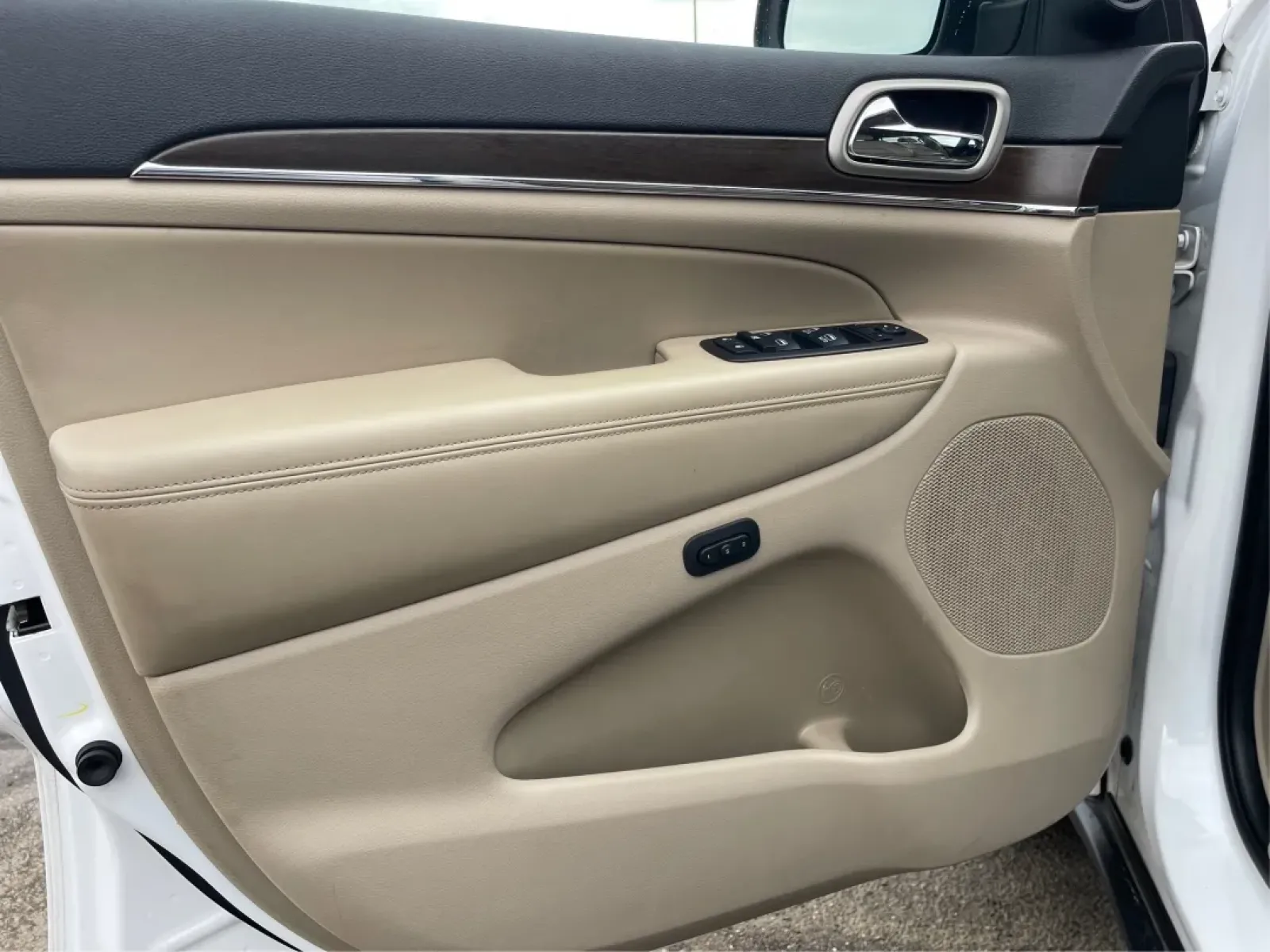 2016 Jeep Grand Cherokee Limited (1C4RJFBG9GC) with an Other engine, located at 1230 East Main St, Xenia, OH, 45385, (937) 908-9800, 39.688026, -83.910172 - ### Discover Adventure with the 2016 Jeep Grand Cherokee Limited at Advantage Car and Credit in Fairborn, OH!<br /> <br /> Are you ready to elevate your weekend adventures or tackle your daily commute with style and confidence? The 2016 Jeep Grand Cherokee Limited is the perfect SUV for those who cr - Photo#19