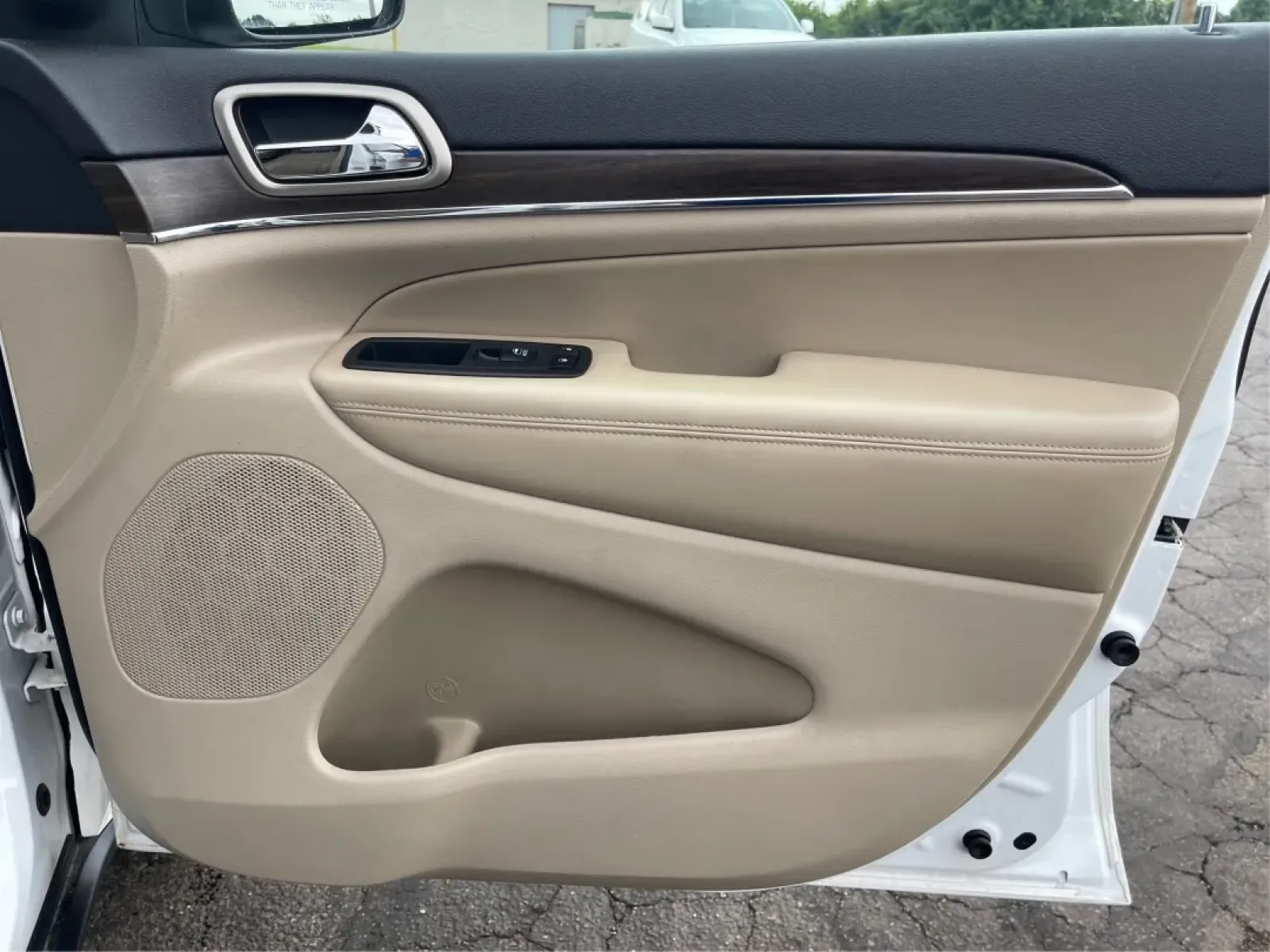 2016 Jeep Grand Cherokee Limited (1C4RJFBG9GC) with an Other engine, located at 1230 East Main St, Xenia, OH, 45385, (937) 908-9800, 39.688026, -83.910172 - ### Discover Adventure with the 2016 Jeep Grand Cherokee Limited at Advantage Car and Credit in Fairborn, OH!<br /> <br /> Are you ready to elevate your weekend adventures or tackle your daily commute with style and confidence? The 2016 Jeep Grand Cherokee Limited is the perfect SUV for those who cr - Photo#20