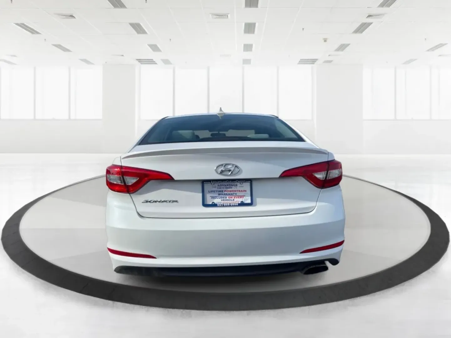 2017 Hyundai Sonata Base (5NPE24AF6HH) with an Other engine, located at 401 Woodman Dr, Riverside, OH, 45431, (937) 908-9800, 39.760899, -84.123421 - **Experience Comfort and Reliability with the 2017 Hyundai Sonata at Advantage Car and Credit!**<br /> <br /> Are you looking for a dependable sedan that seamlessly fits into your active lifestyle? Whether you're commuting to work, running errands around Fairborn, or making weekend getaways with fri - Photo#3