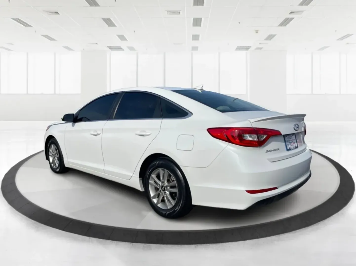 2017 Hyundai Sonata Base (5NPE24AF6HH) with an Other engine, located at 401 Woodman Dr, Riverside, OH, 45431, (937) 908-9800, 39.760899, -84.123421 - **Experience Comfort and Reliability with the 2017 Hyundai Sonata at Advantage Car and Credit!**<br /> <br /> Are you looking for a dependable sedan that seamlessly fits into your active lifestyle? Whether you're commuting to work, running errands around Fairborn, or making weekend getaways with fri - Photo#4