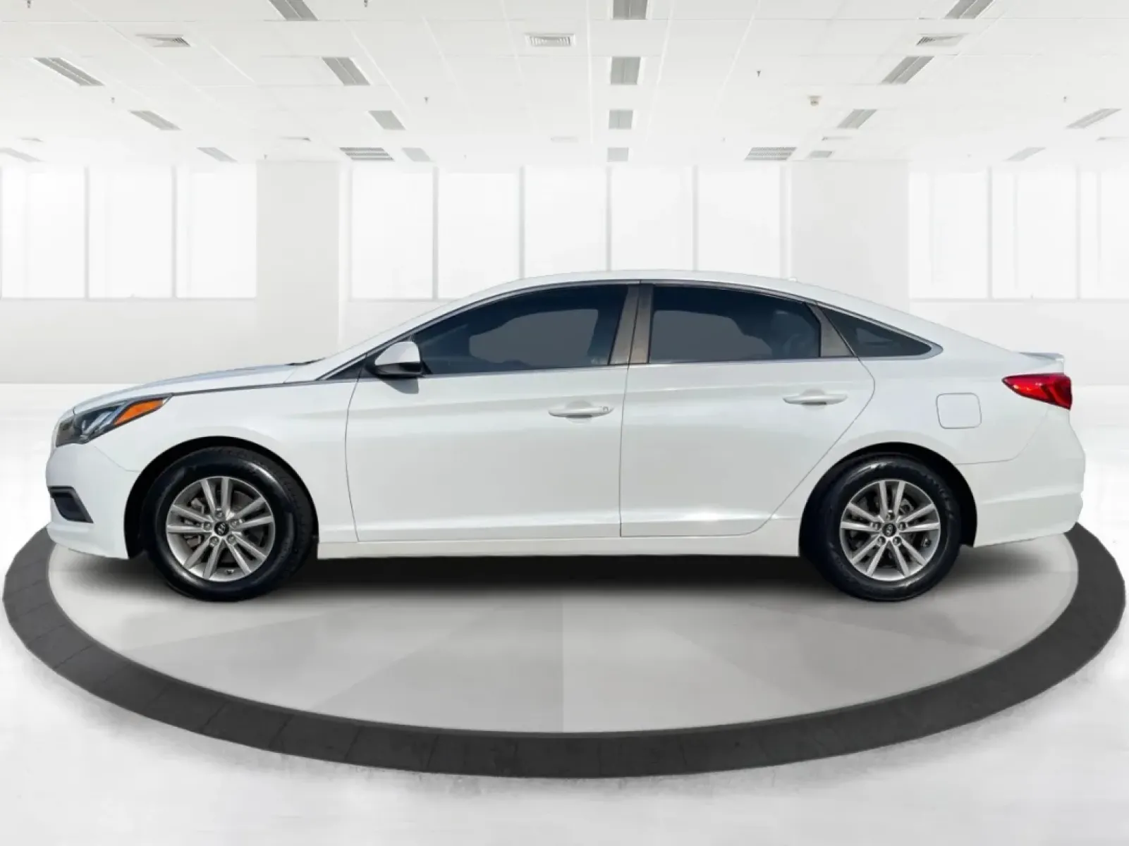 2017 Hyundai Sonata Base (5NPE24AF6HH) with an Other engine, located at 1230 East Main St, Xenia, OH, 45385, (937) 908-9800, 39.688026, -83.910172 - **Experience Comfort and Reliability with the 2017 Hyundai Sonata at Advantage Car and Credit!**<br /> <br /> Are you looking for a dependable sedan that seamlessly fits into your active lifestyle? Whether you're commuting to work, running errands around Fairborn, or making weekend getaways with fri - Photo#5