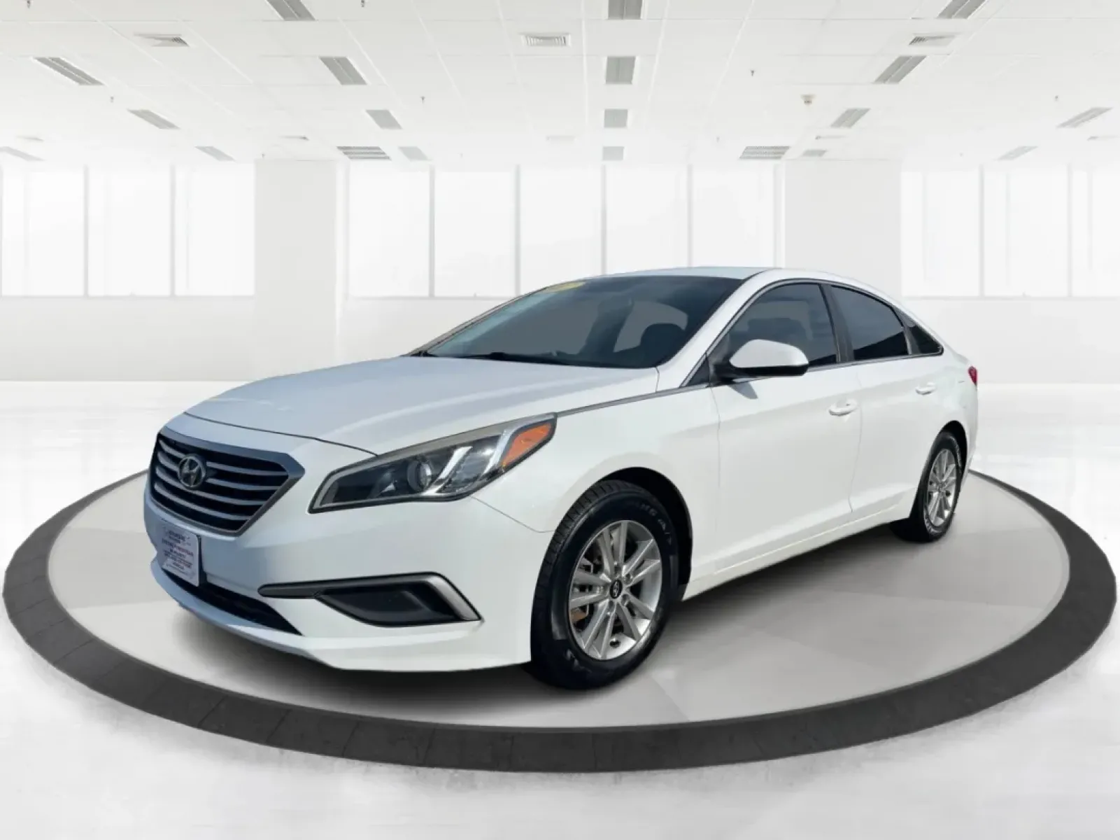 2017 Hyundai Sonata Base (5NPE24AF6HH) with an Other engine, located at 1230 East Main St, Xenia, OH, 45385, (937) 908-9800, 39.688026, -83.910172 - **Experience Comfort and Reliability with the 2017 Hyundai Sonata at Advantage Car and Credit!**<br /> <br /> Are you looking for a dependable sedan that seamlessly fits into your active lifestyle? Whether you're commuting to work, running errands around Fairborn, or making weekend getaways with fri - Photo#8
