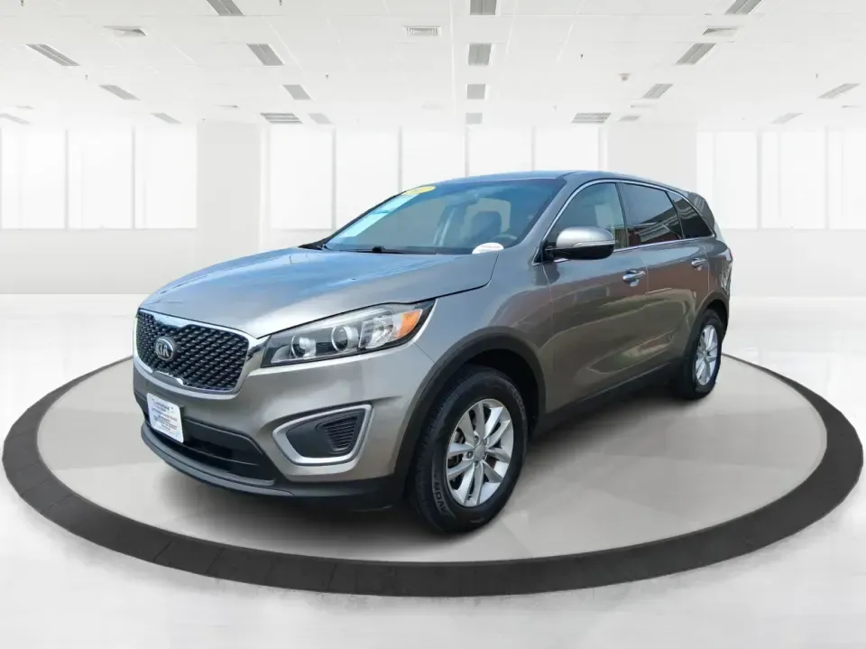 2017 Kia Sorento 2.4L L (5XYPG4A32HG) with an 2.4L I-4 gasoline direct injection engine, 6A transmission, located at 4508 South Dixie Dr, Moraine, OH, 45439, (937) 908-9800, 39.689976, -84.218452 - **Unleash Your Adventurous Spirit with this 2017 Kia Sorento at Advantage Car and Credit in Xenia, OH!**<br /> <br /> Are you ready to elevate your family adventures or conquer your daily commute? Look no further than the 2017 Kia Sorento, a versatile SUV that perfectly aligns with your lifestyle ne - Photo#8