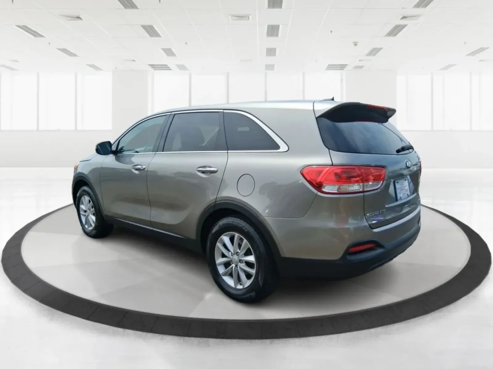 2017 Kia Sorento 2.4L L (5XYPG4A32HG) with an 2.4L I-4 gasoline direct injection engine, located at 1230 East Main St, Xenia, OH, 45385, (937) 908-9800, 39.688026, -83.910172 - **Unleash Your Adventurous Spirit with this 2017 Kia Sorento at Advantage Car and Credit in Xenia, OH!**<br /> <br /> Are you ready to elevate your family adventures or conquer your daily commute? Look no further than the 2017 Kia Sorento, a versatile SUV that perfectly aligns with your lifestyle ne - Photo#4