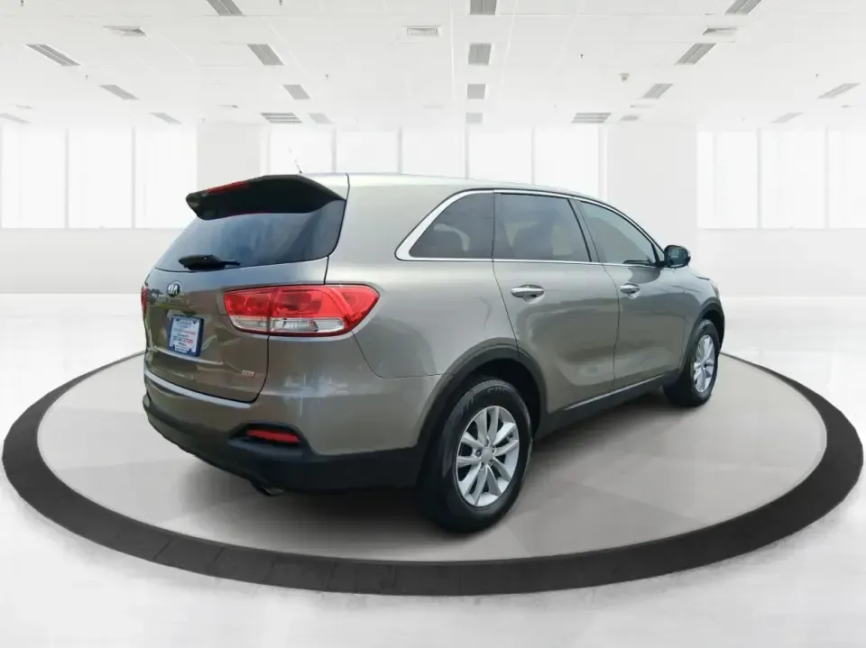 2017 Kia Sorento 2.4L L (5XYPG4A32HG) with an 2.4L I-4 gasoline direct injection engine, 6A transmission, located at 880 E. National Road, Vandalia, OH, 45377, (937) 908-9800, 39.891918, -84.183594 - **Unleash Your Adventurous Spirit with this 2017 Kia Sorento at Advantage Car and Credit in Xenia, OH!**<br /> <br /> Are you ready to elevate your family adventures or conquer your daily commute? Look no further than the 2017 Kia Sorento, a versatile SUV that perfectly aligns with your lifestyle ne - Photo#2