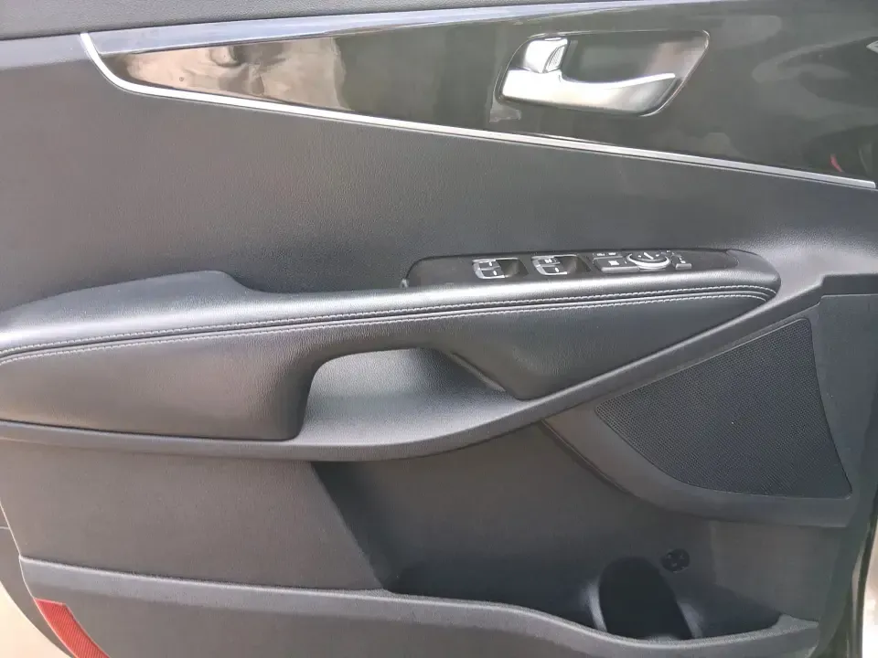 2017 Kia Sorento 2.4L L (5XYPG4A32HG) with an 2.4L I-4 gasoline direct injection engine, 6A transmission, located at 880 E. National Road, Vandalia, OH, 45377, (937) 908-9800, 39.891918, -84.183594 - **Unleash Your Adventurous Spirit with this 2017 Kia Sorento at Advantage Car and Credit in Xenia, OH!**<br /> <br /> Are you ready to elevate your family adventures or conquer your daily commute? Look no further than the 2017 Kia Sorento, a versatile SUV that perfectly aligns with your lifestyle ne - Photo#17