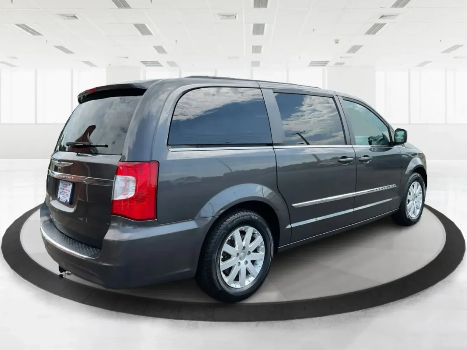 2016 Chrysler Town and Country Touring (2C4RC1BGXGR) with an Pentastar 3.6L V-6 DOHC engine, located at 1230 East Main St, Xenia, OH, 45385, (937) 908-9800, 39.688026, -83.910172 - **Discover Your Next Adventure with the 2016 Chrysler Town and Country Touring at Advantage Car and Credit Xenia!**<br /> <br /> If you're a growing family in Xenia, OH, seeking the perfect blend of comfort, space, and modern conveniences, look no further than the 2016 Chrysler Town and Country - Photo#2