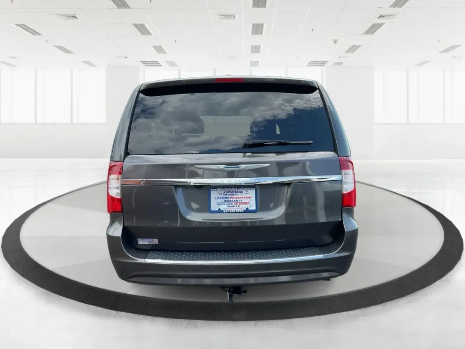2016 Chrysler Town and Country Touring (2C4RC1BGXGR) with an Pentastar 3.6L V-6 DOHC engine, located at 1230 East Main St, Xenia, OH, 45385, (937) 908-9800, 39.688026, -83.910172 - **Discover Your Next Adventure with the 2016 Chrysler Town and Country Touring at Advantage Car and Credit Xenia!**<br /> <br /> If you're a growing family in Xenia, OH, seeking the perfect blend of comfort, space, and modern conveniences, look no further than the 2016 Chrysler Town and Country - Photo#3