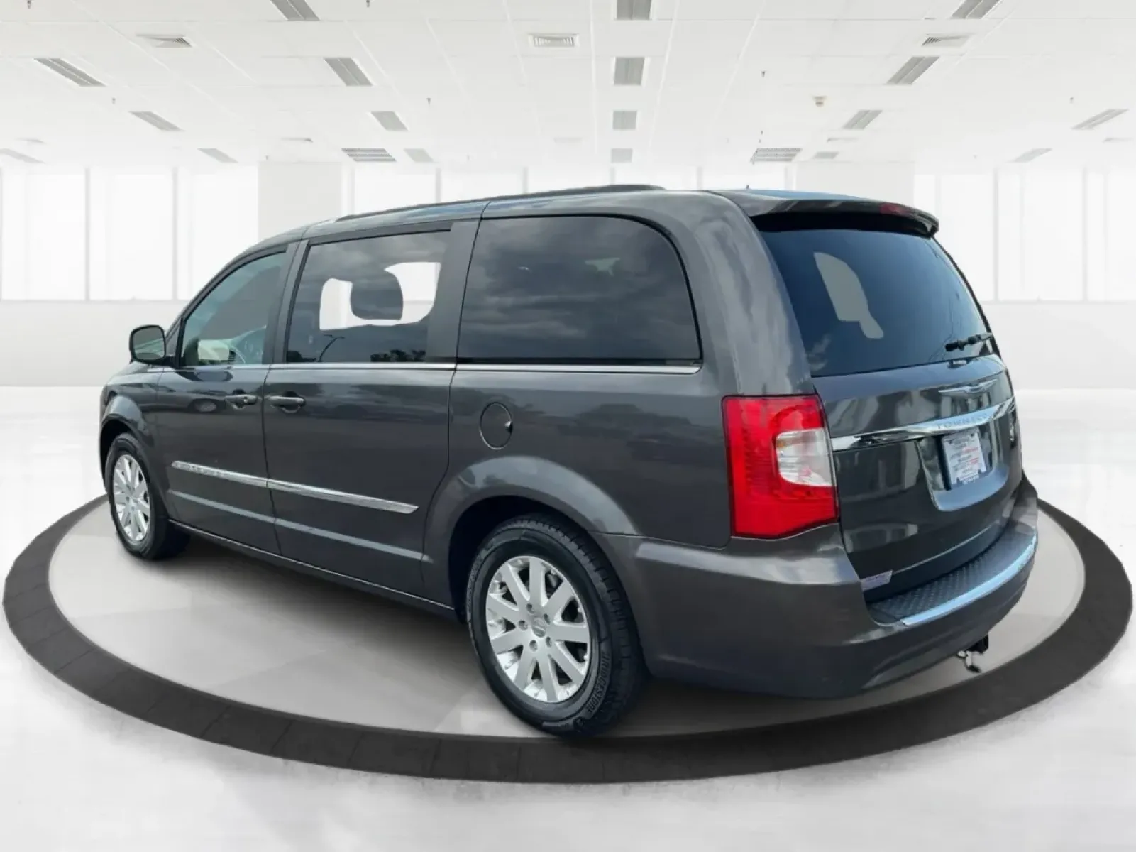 2016 Chrysler Town and Country Touring (2C4RC1BGXGR) with an Pentastar 3.6L V-6 DOHC engine, located at 1230 East Main St, Xenia, OH, 45385, (937) 908-9800, 39.688026, -83.910172 - **Discover Your Next Adventure with the 2016 Chrysler Town and Country Touring at Advantage Car and Credit Xenia!**<br /> <br /> If you're a growing family in Xenia, OH, seeking the perfect blend of comfort, space, and modern conveniences, look no further than the 2016 Chrysler Town and Country - Photo#4
