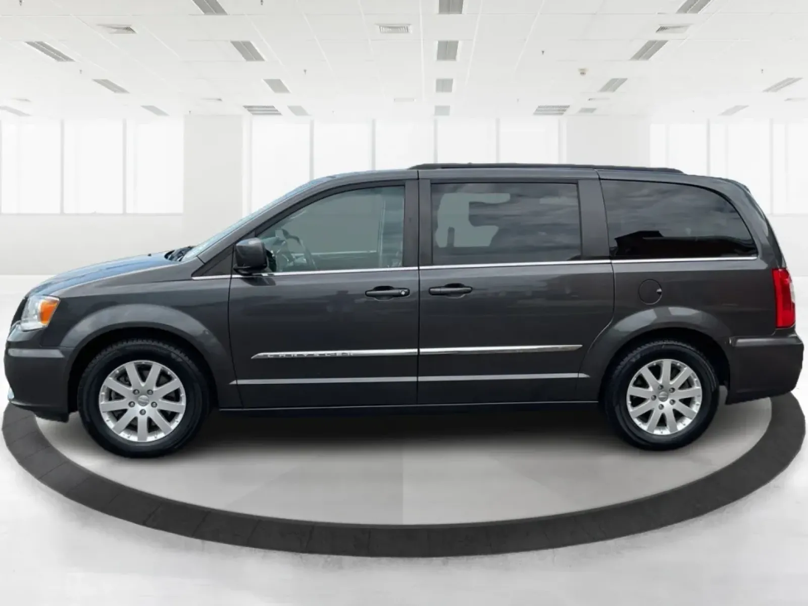 2016 Chrysler Town and Country Touring (2C4RC1BGXGR) with an Pentastar 3.6L V-6 DOHC engine, located at 1230 East Main St, Xenia, OH, 45385, (937) 908-9800, 39.688026, -83.910172 - **Discover Your Next Adventure with the 2016 Chrysler Town and Country Touring at Advantage Car and Credit Xenia!**<br /> <br /> If you're a growing family in Xenia, OH, seeking the perfect blend of comfort, space, and modern conveniences, look no further than the 2016 Chrysler Town and Country - Photo#5