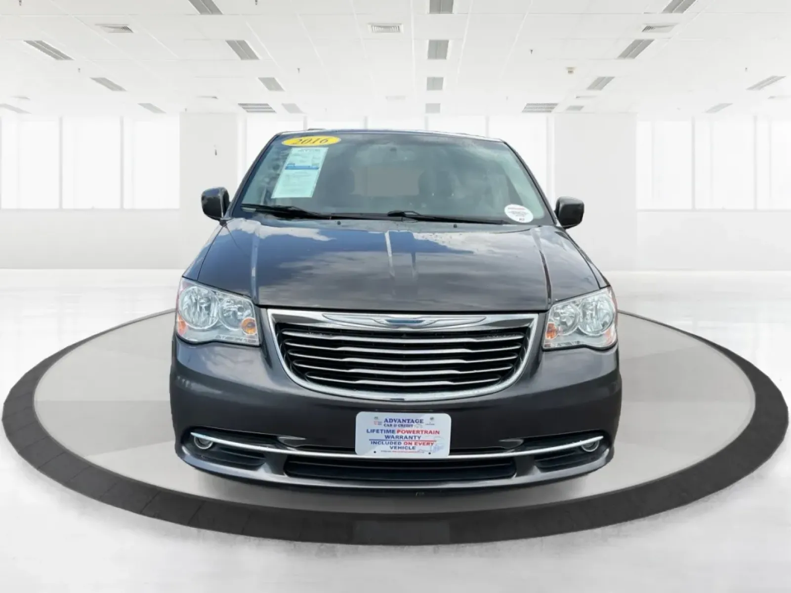 2016 Chrysler Town and Country Touring (2C4RC1BGXGR) with an Pentastar 3.6L V-6 DOHC engine, located at 1230 East Main St, Xenia, OH, 45385, (937) 908-9800, 39.688026, -83.910172 - **Discover Your Next Adventure with the 2016 Chrysler Town and Country Touring at Advantage Car and Credit Xenia!**<br /> <br /> If you're a growing family in Xenia, OH, seeking the perfect blend of comfort, space, and modern conveniences, look no further than the 2016 Chrysler Town and Country - Photo#7