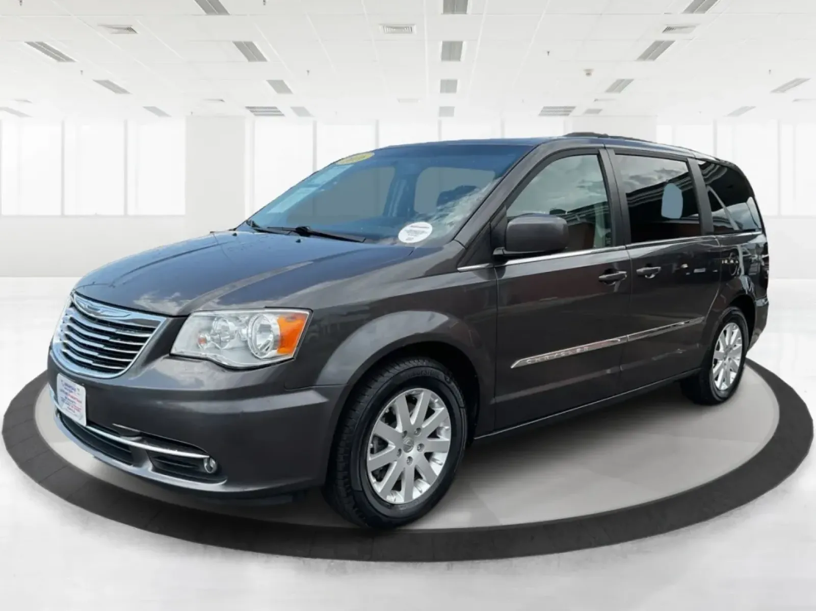 2016 Chrysler Town and Country Touring (2C4RC1BGXGR) with an Pentastar 3.6L V-6 DOHC engine, located at 1230 East Main St, Xenia, OH, 45385, (937) 908-9800, 39.688026, -83.910172 - **Discover Your Next Adventure with the 2016 Chrysler Town and Country Touring at Advantage Car and Credit Xenia!**<br /> <br /> If you're a growing family in Xenia, OH, seeking the perfect blend of comfort, space, and modern conveniences, look no further than the 2016 Chrysler Town and Country - Photo#8
