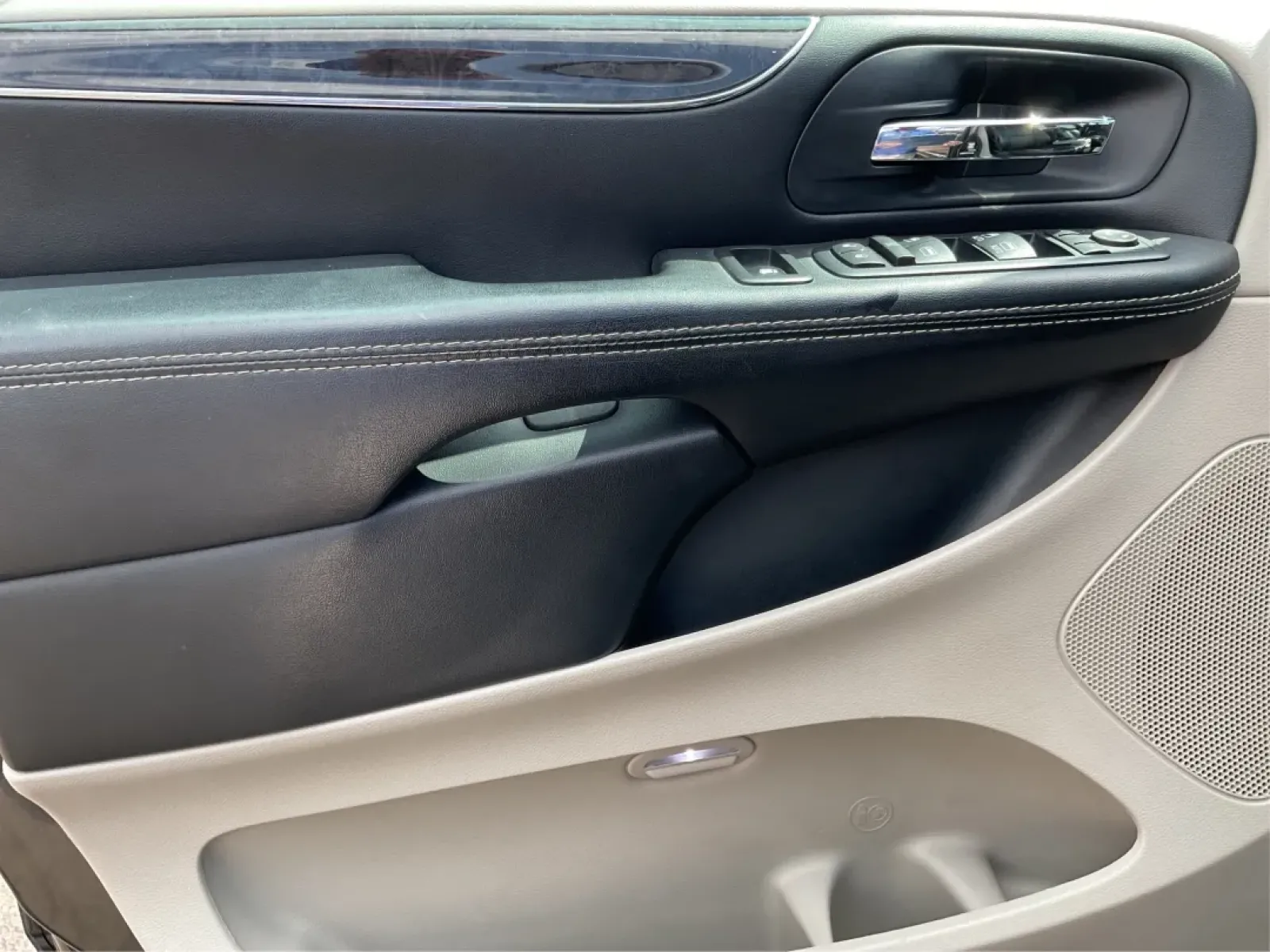 2016 Chrysler Town and Country Touring (2C4RC1BGXGR) with an Pentastar 3.6L V-6 DOHC engine, located at 1230 East Main St, Xenia, OH, 45385, (937) 908-9800, 39.688026, -83.910172 - **Discover Your Next Adventure with the 2016 Chrysler Town and Country Touring at Advantage Car and Credit Xenia!**<br /> <br /> If you're a growing family in Xenia, OH, seeking the perfect blend of comfort, space, and modern conveniences, look no further than the 2016 Chrysler Town and Country - Photo#19