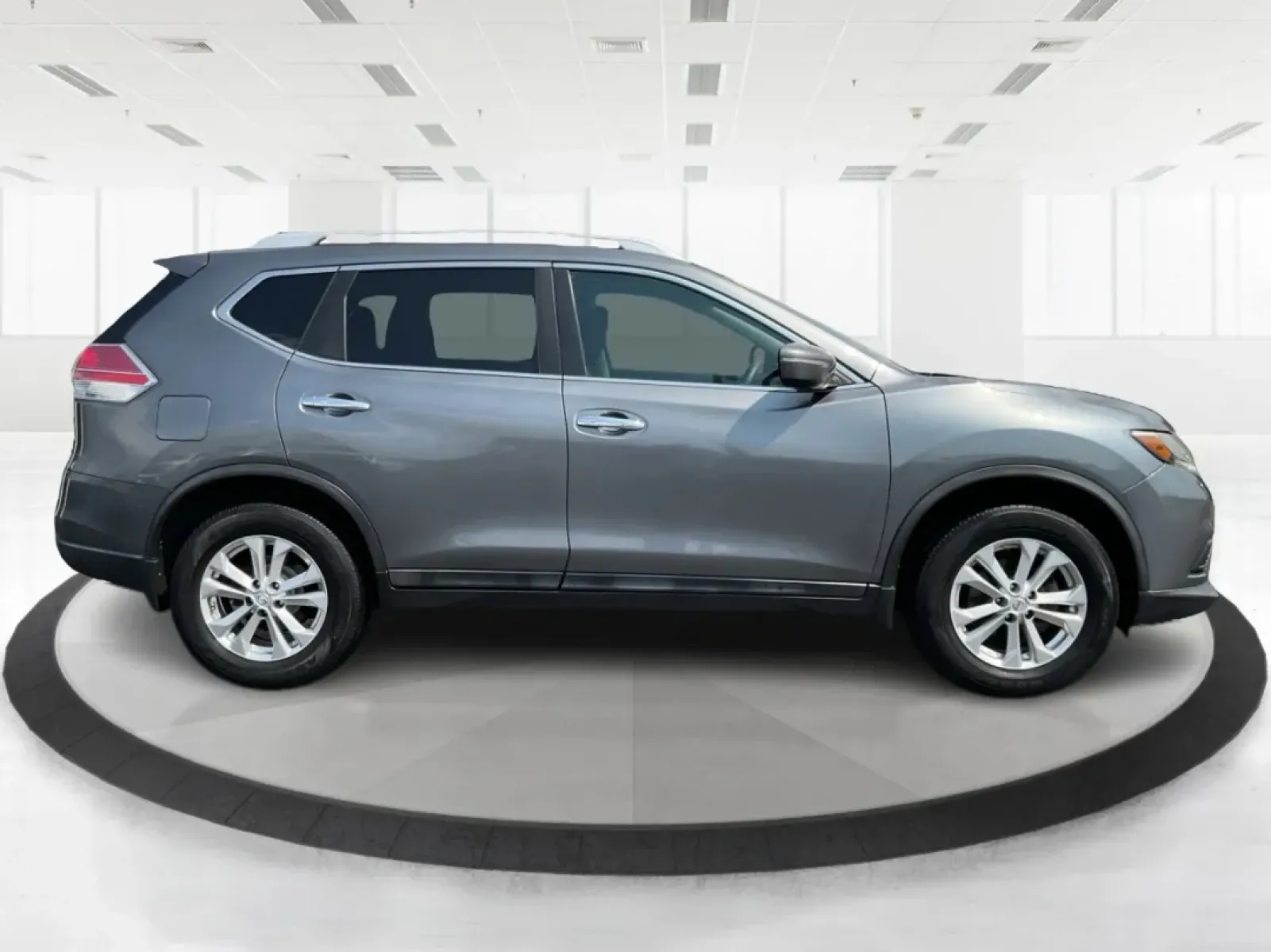 2015 Nissan Rogue SV (5N1AT2MV3FC) with an 2.5L I-4 DOHC engine, located at 1230 East Main St, Xenia, OH, 45385, (937) 908-9800, 39.688026, -83.910172 - Experience adventure and comfort on the road with this 2015 Nissan Rogue SV, available now at **Advantage Car and Credit - Xenia**! Whether you're embarking on a weekend getaway or navigating the hustle and bustle of daily commutes, this versatile SUV is designed to meet your lifestyle needs. With i - Photo#1