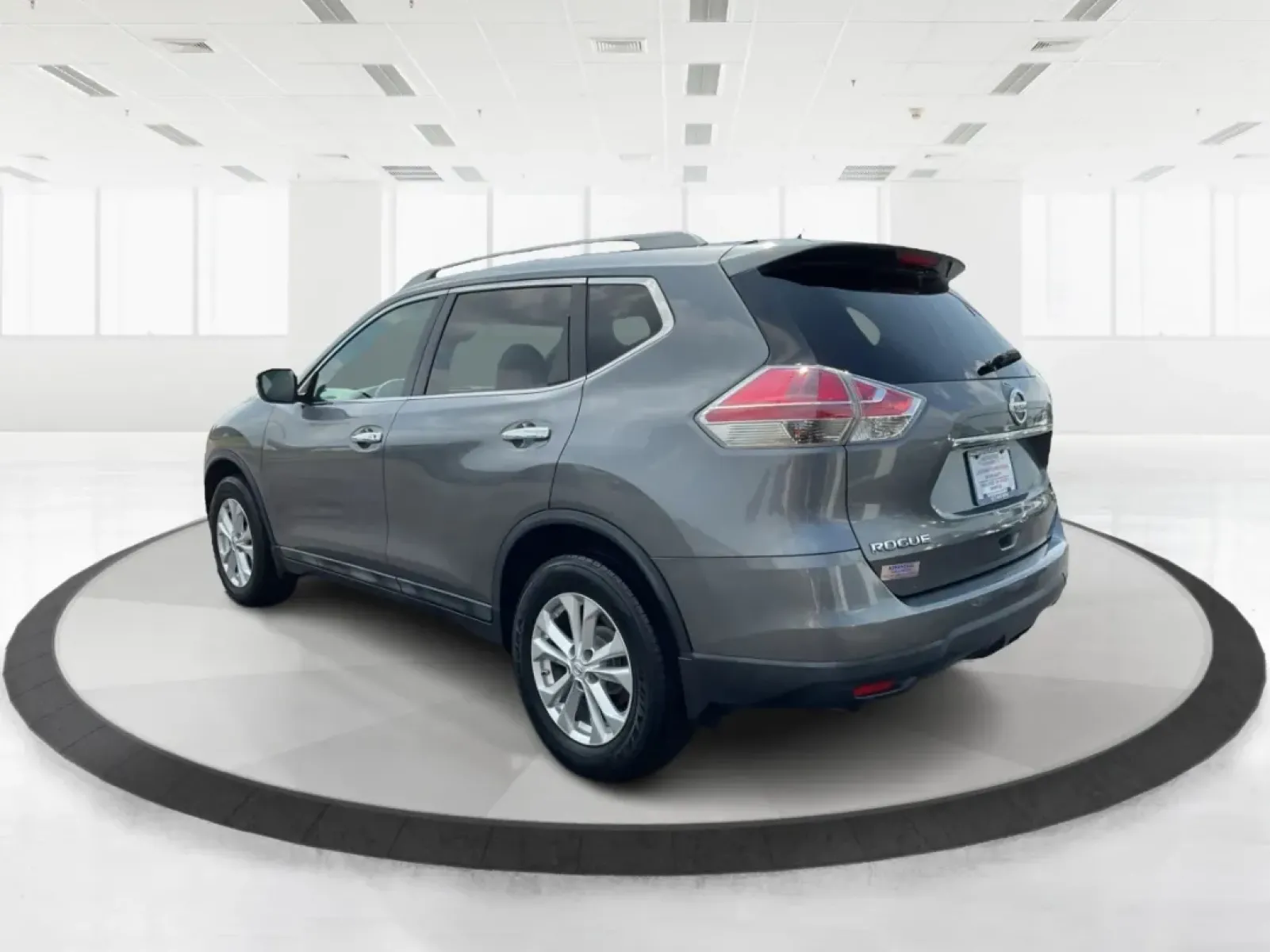 2015 Nissan Rogue SV (5N1AT2MV3FC) with an 2.5L I-4 DOHC engine, located at 1230 East Main St, Xenia, OH, 45385, (937) 908-9800, 39.688026, -83.910172 - Experience adventure and comfort on the road with this 2015 Nissan Rogue SV, available now at **Advantage Car and Credit - Xenia**! Whether you're embarking on a weekend getaway or navigating the hustle and bustle of daily commutes, this versatile SUV is designed to meet your lifestyle needs. With i - Photo#4