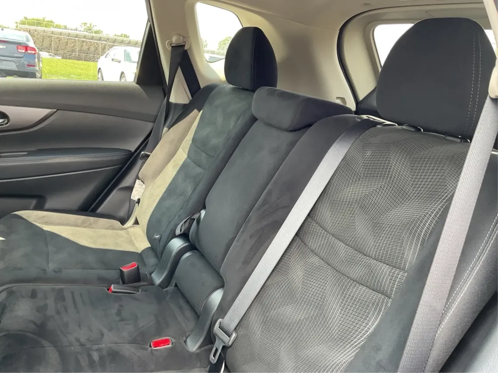 2015 Nissan Rogue SV (5N1AT2MV3FC) with an 2.5L I-4 DOHC engine, located at 1230 East Main St, Xenia, OH, 45385, (937) 908-9800, 39.688026, -83.910172 - Experience adventure and comfort on the road with this 2015 Nissan Rogue SV, available now at **Advantage Car and Credit - Xenia**! Whether you're embarking on a weekend getaway or navigating the hustle and bustle of daily commutes, this versatile SUV is designed to meet your lifestyle needs. With i - Photo#10