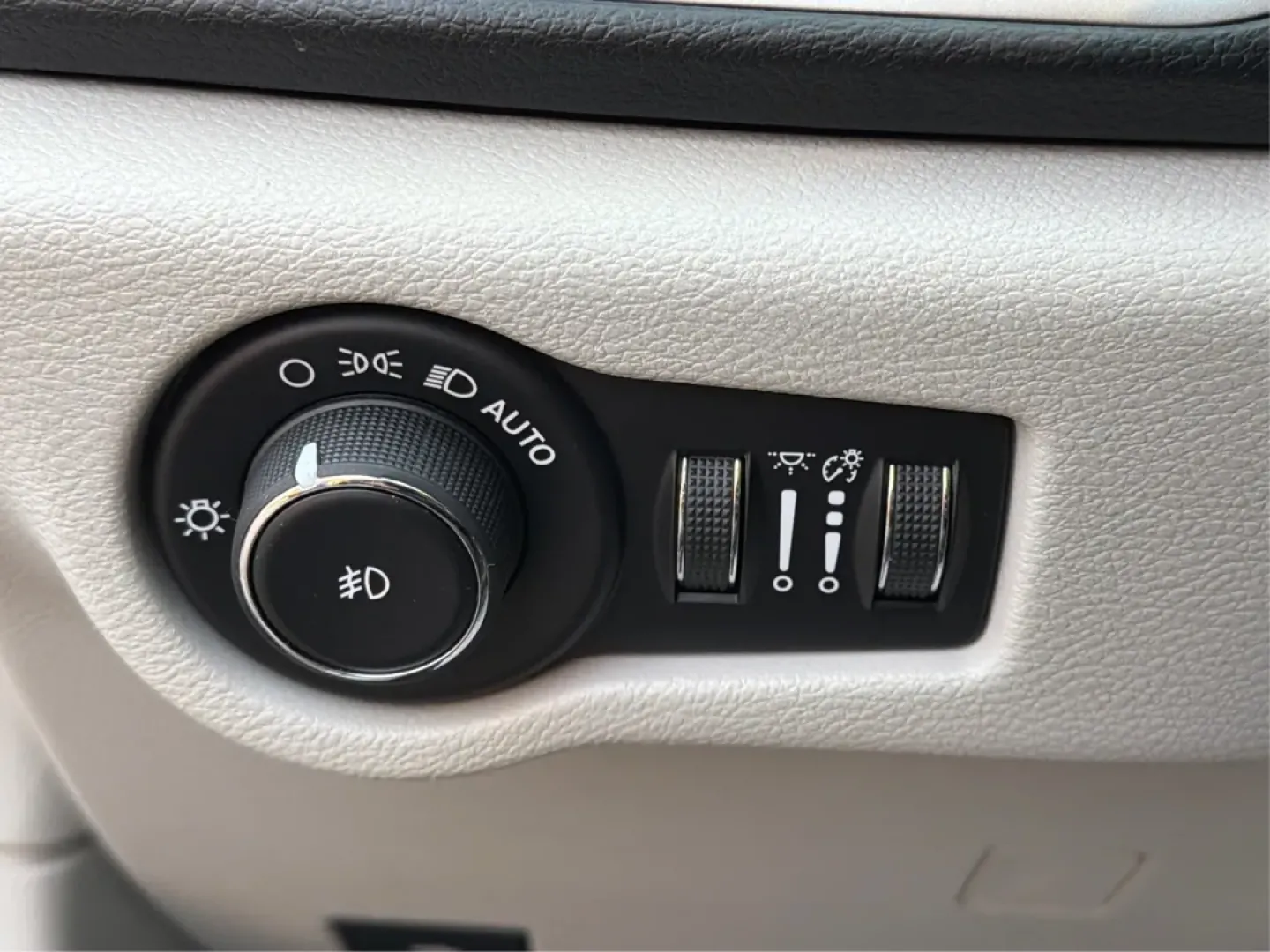 2019 Chrysler Pacifica Touring-L (2C4RC1BG5KR) with an 3.6L V6 DOHC 24V engine, 9-Speed Automatic transmission, located at 1099 N County Rd 25A , Troy, OH, 45373, (937) 908-9800, 40.057079, -84.212883 - **Experience Family Adventures with the 2019 Chrysler Pacifica Touring-L from Advantage Car and Credit!**<br /> <br /> Are you searching for the perfect vehicle to accommodate your family's growing needs? Look no further! The 2019 Chrysler Pacifica Touring-L is designed with families in mind, offeri - Photo#17